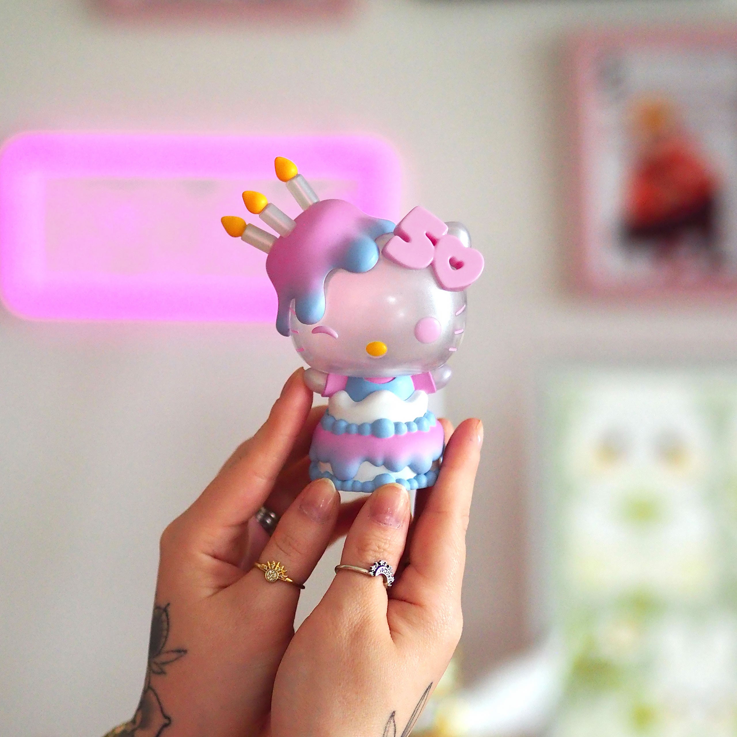 Imagen del producto Figura Funko Pop Hello Kitty con pastel 50 aniversario