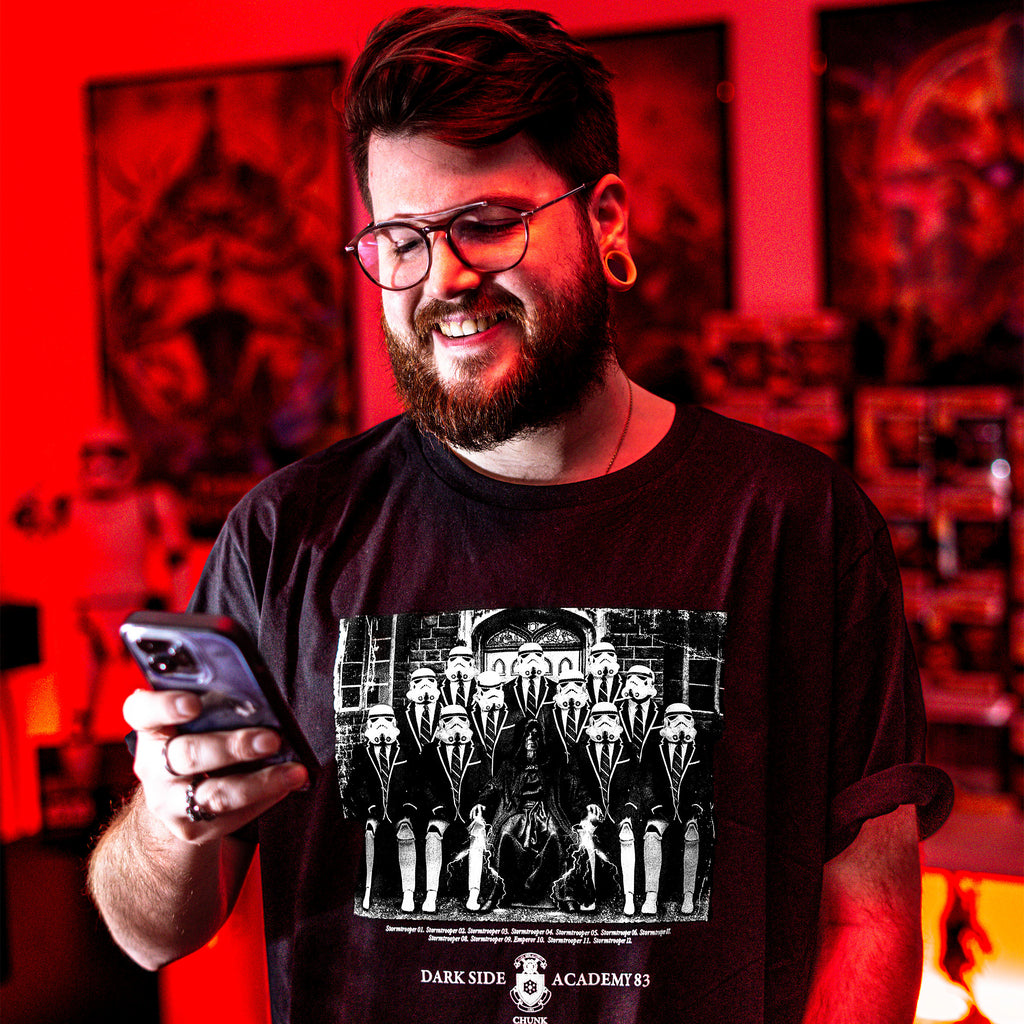 Imagen del producto Camiseta Dark Side Academy 83 para fans de Star Wars negra