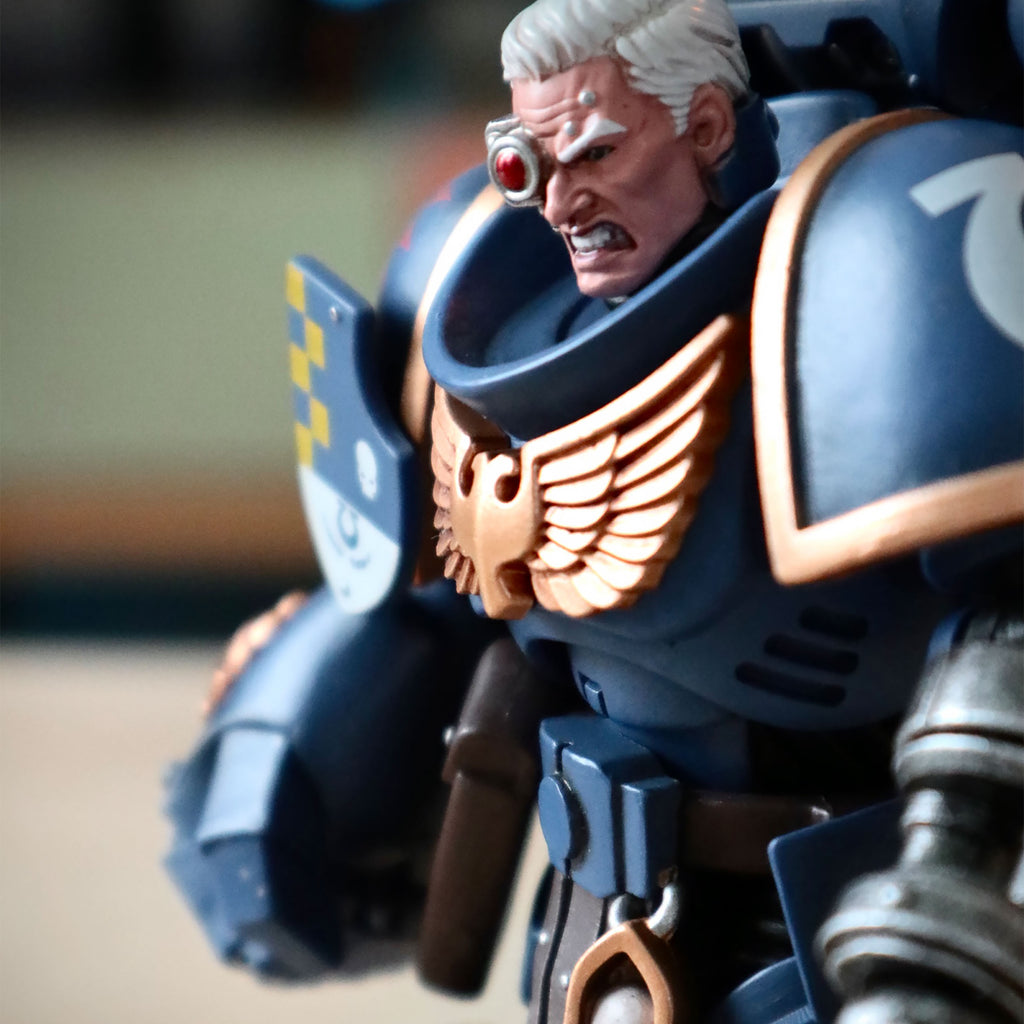 Imagen del producto Warhammer 40k - Teniente de Ultramarines con Figura de Acción de Puño de Poder 1:18