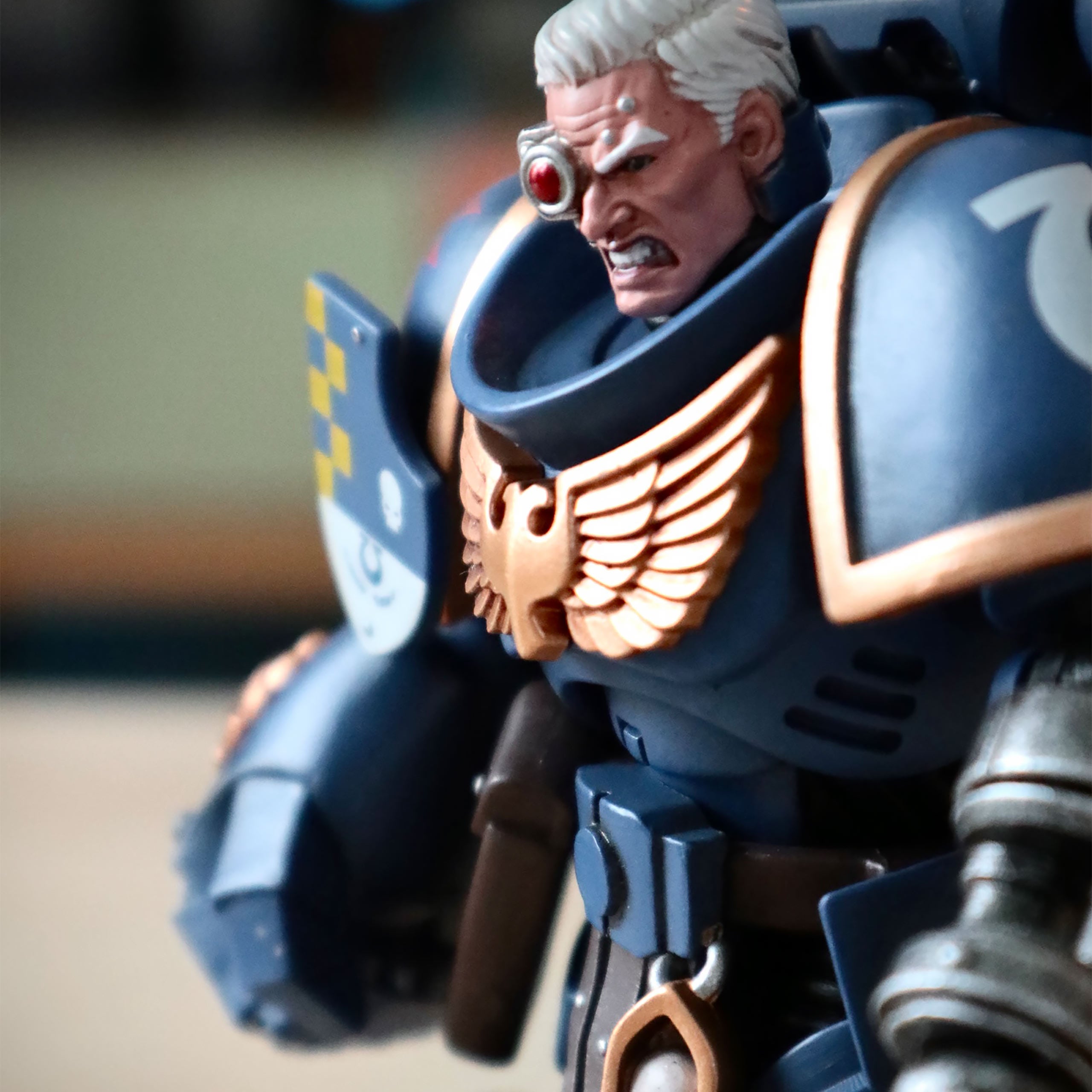 Imagen del producto Warhammer 40k - Teniente de Ultramarines con Figura de Acción de Puño de Poder 1:18