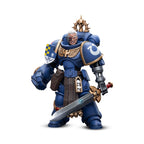 Imagen del producto Warhammer 40k - Teniente de Ultramarines con Figura de Acción de Puño de Poder 1:18