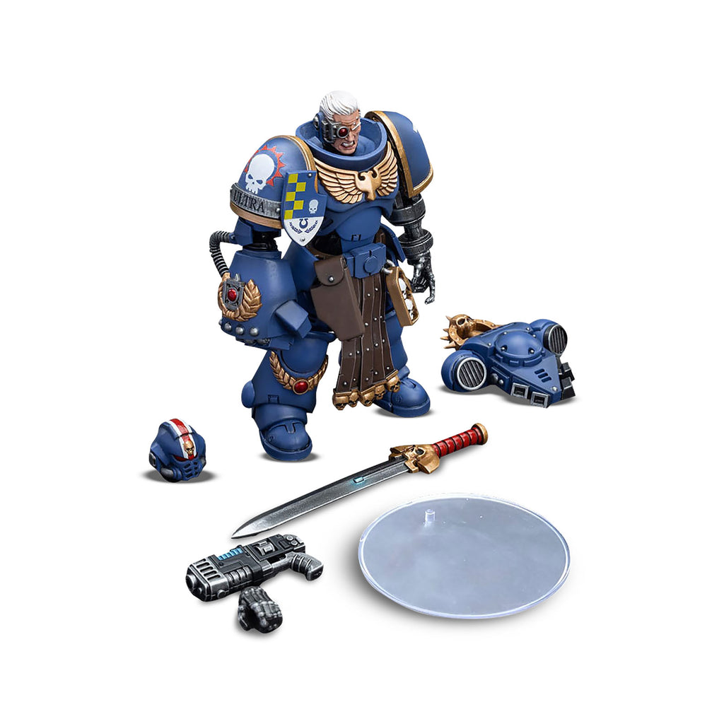 Imagen del producto Warhammer 40k - Teniente de Ultramarines con Figura de Acción de Puño de Poder 1:18