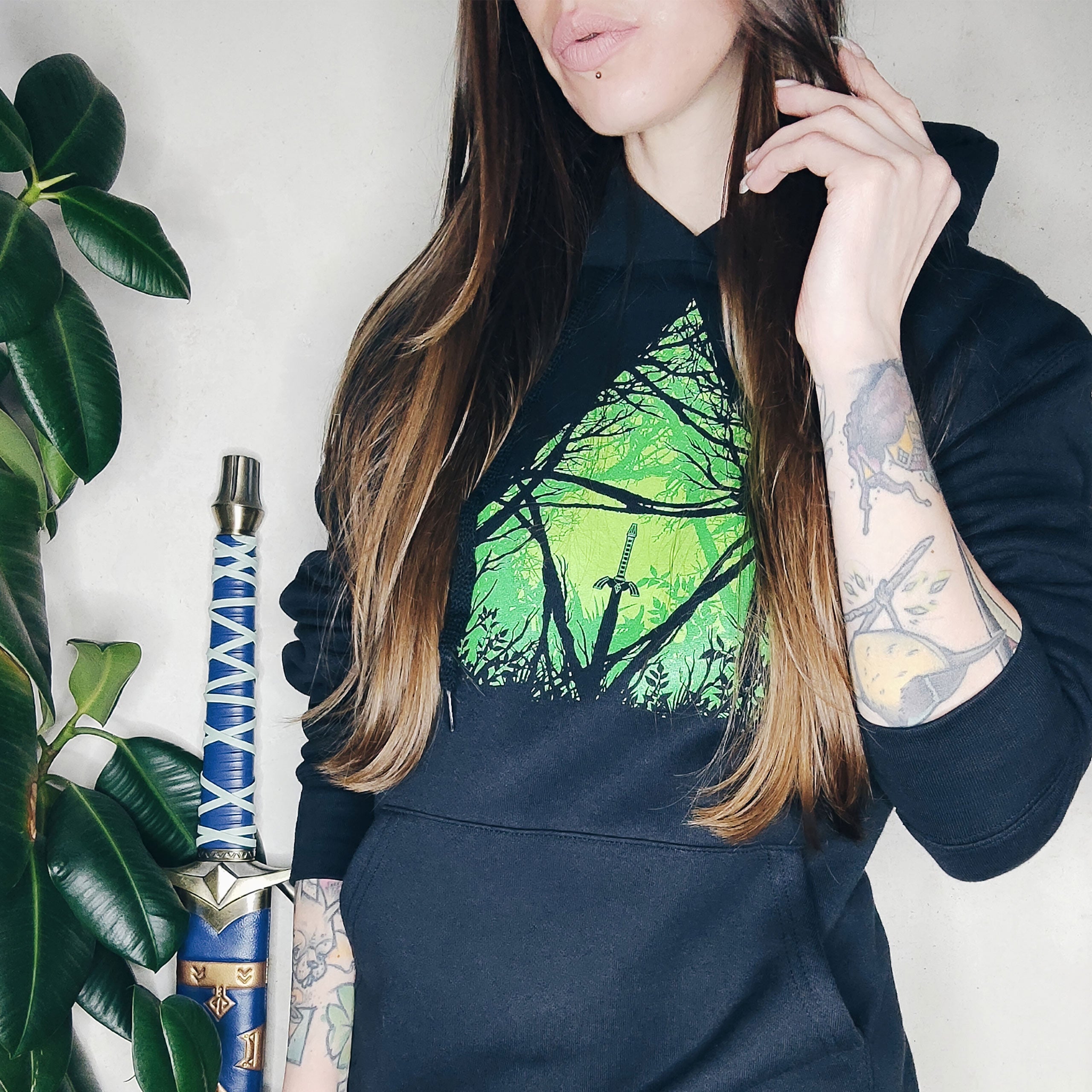 Imagen del producto Sudadera con capucha Mastersword en el bosque para fans de Zelda negro