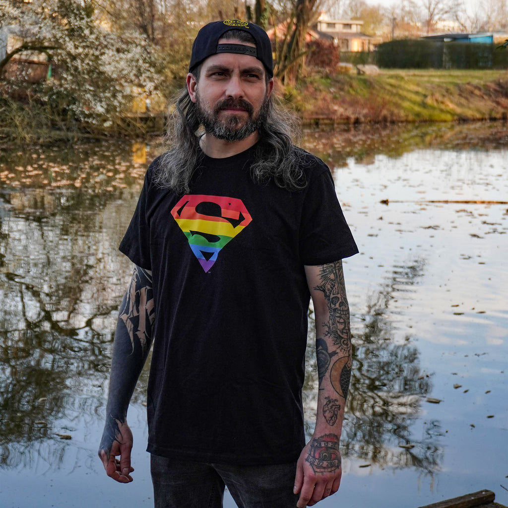 Imagen del producto Superman - Camiseta negra con logo de orgullo