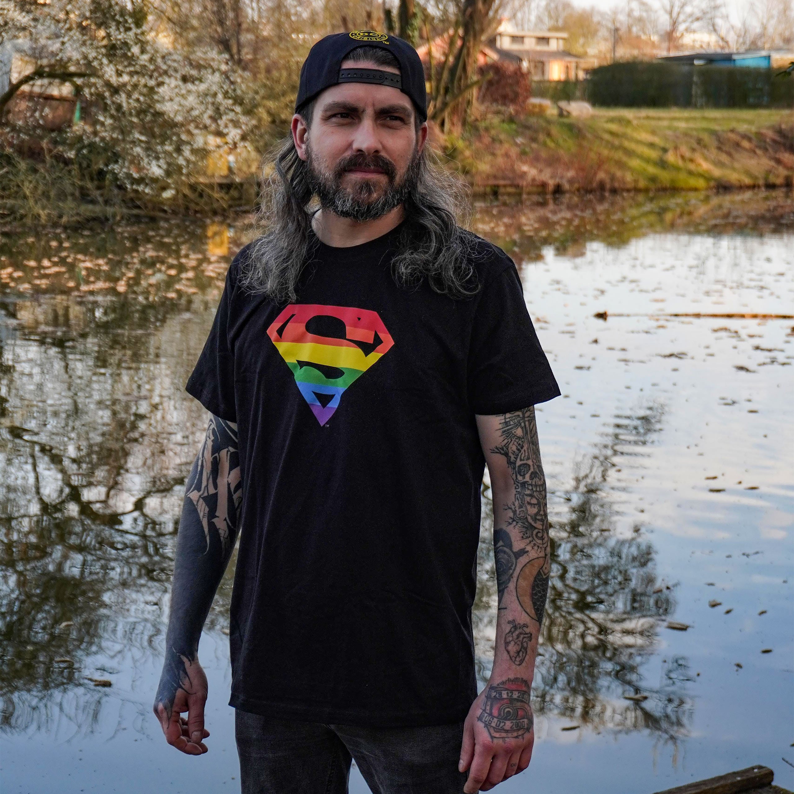 Imagen del producto Superman - Camiseta negra con logo de orgullo