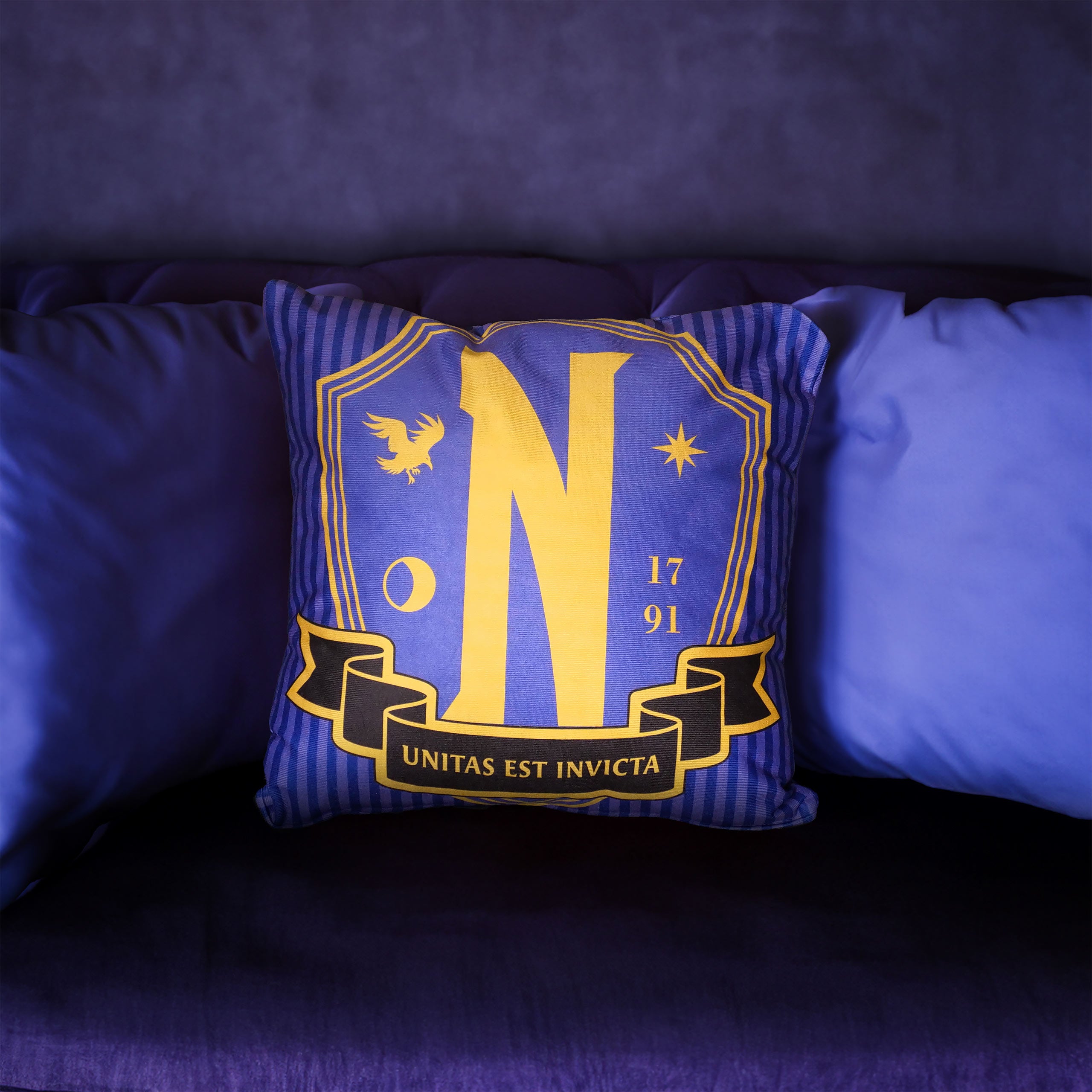 Imagen del producto Miércoles - Almohada con logotipo de la Academia Nevermore