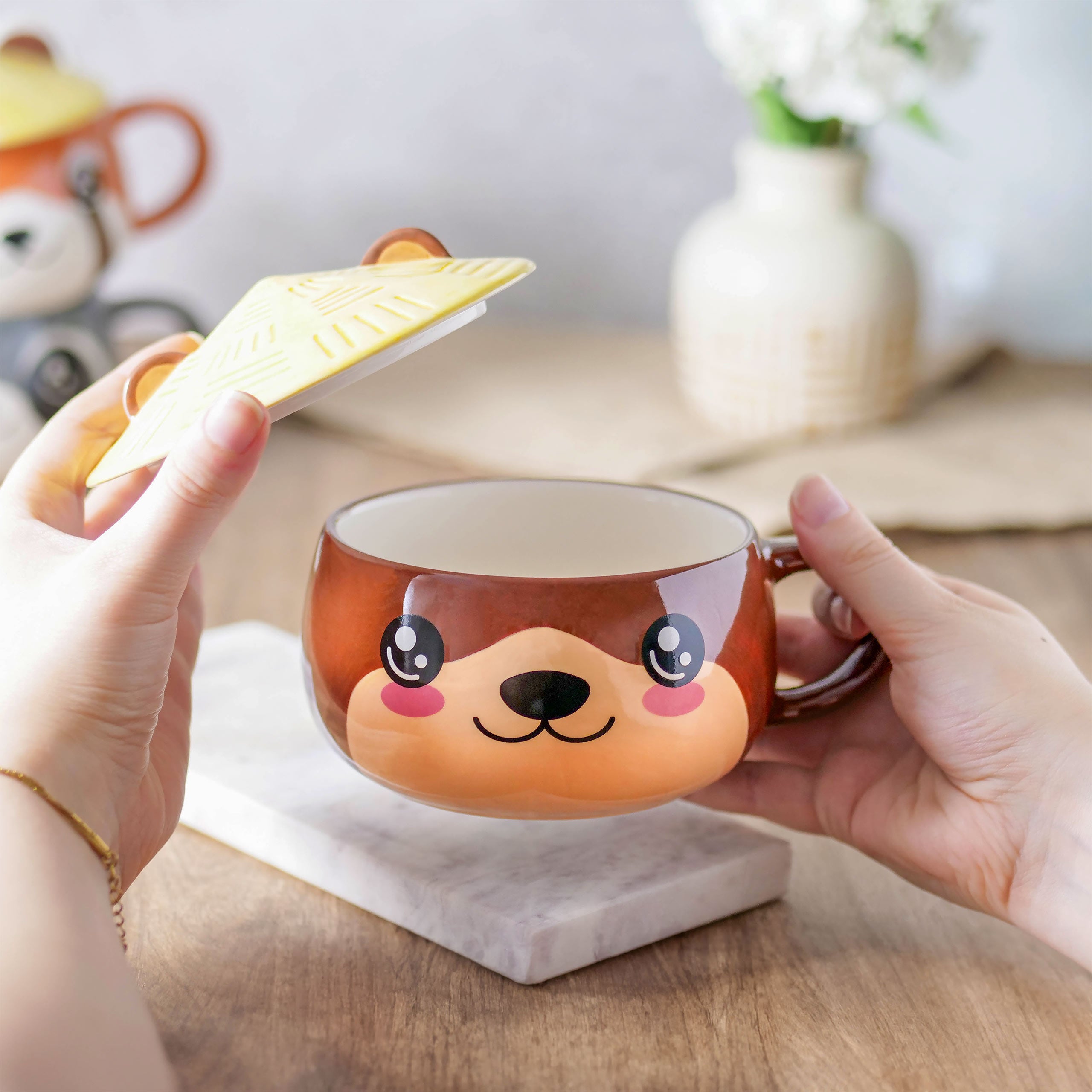 Imagen del producto Taza Kawaii de Nutria con tapa para fans del Anime