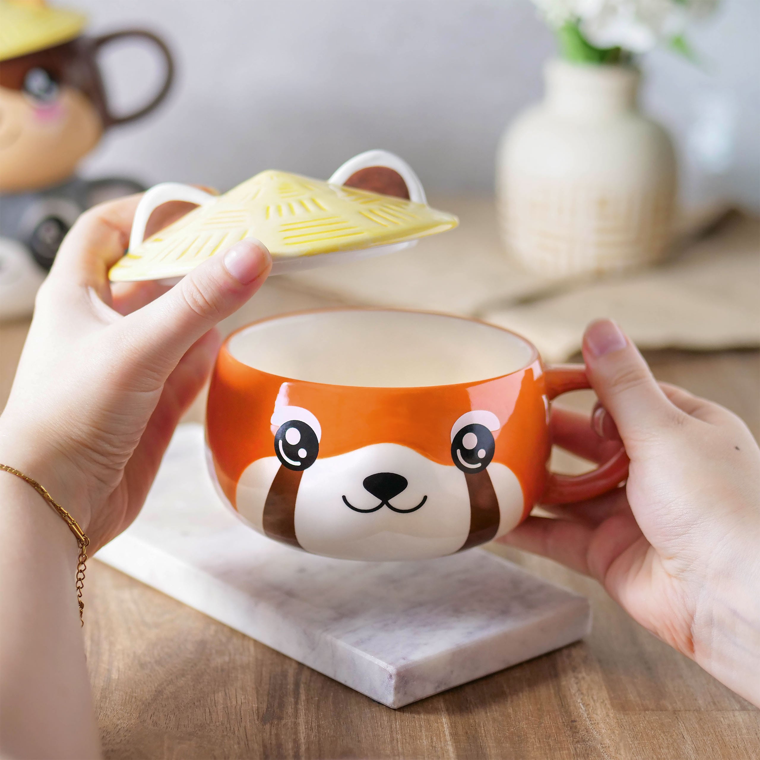 Imagen del producto Taza Kawaii de Panda Rojo con tapa para fans de Anime