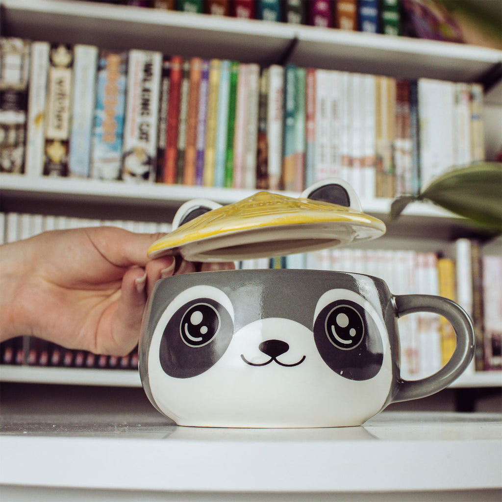 Imagen del producto Taza Kawaii de Mapache con tapa para fans del Anime