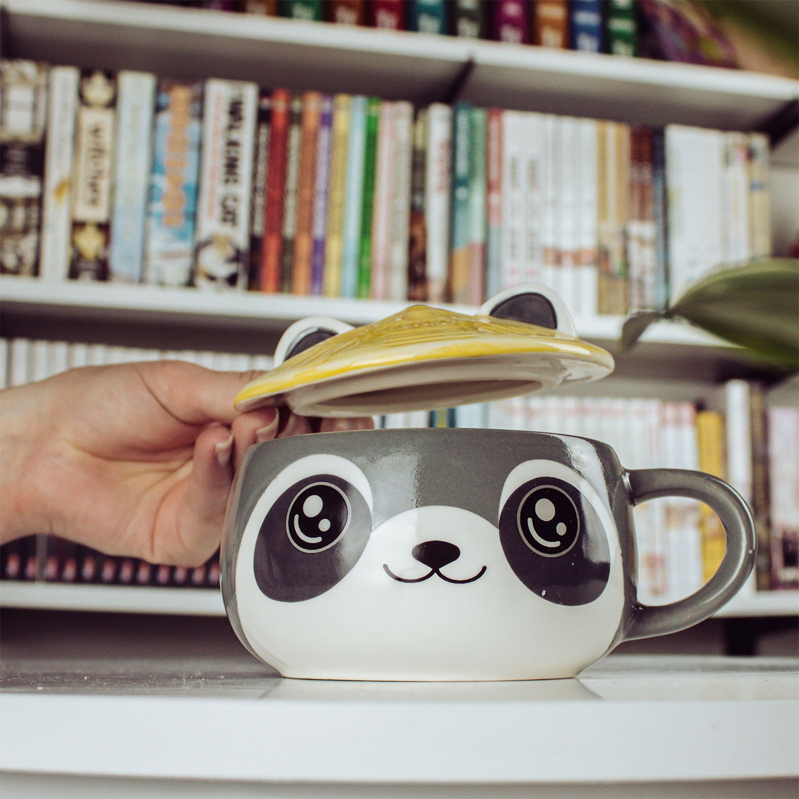 Imagen del producto Taza Kawaii de Mapache con tapa para fans del Anime