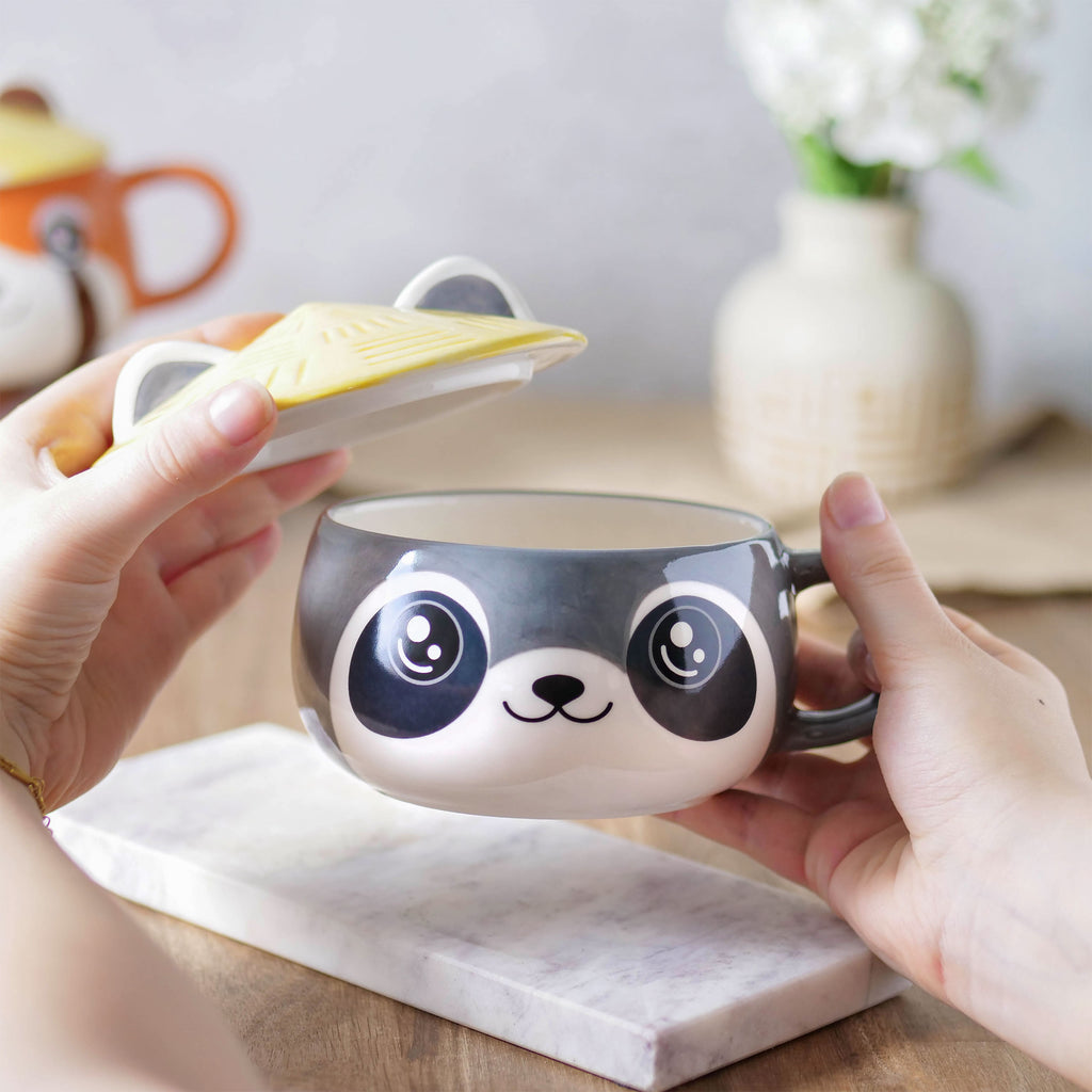 Imagen del producto Taza Kawaii de Mapache con tapa para fans del Anime