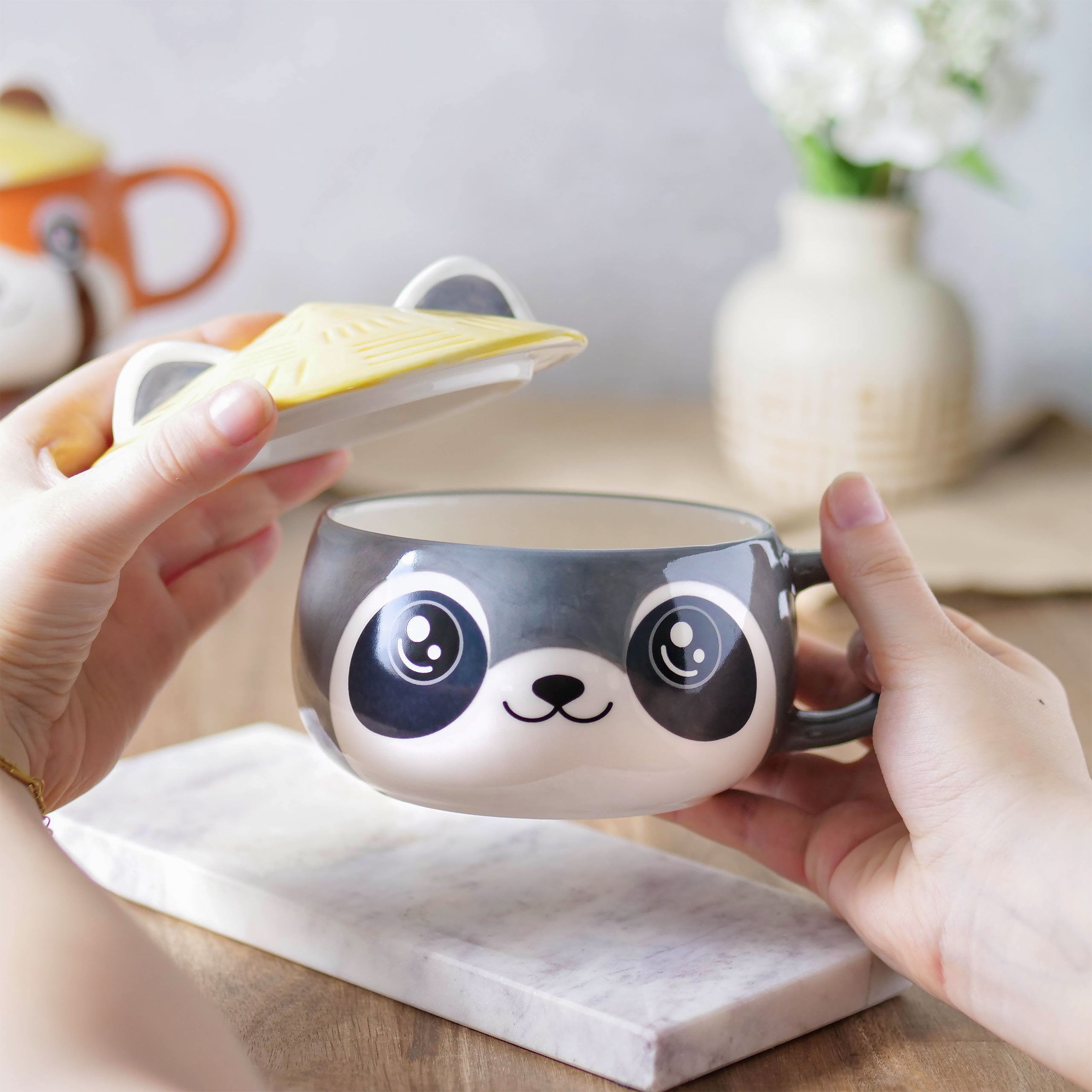 Imagen del producto Taza Kawaii de Mapache con tapa para fans del Anime