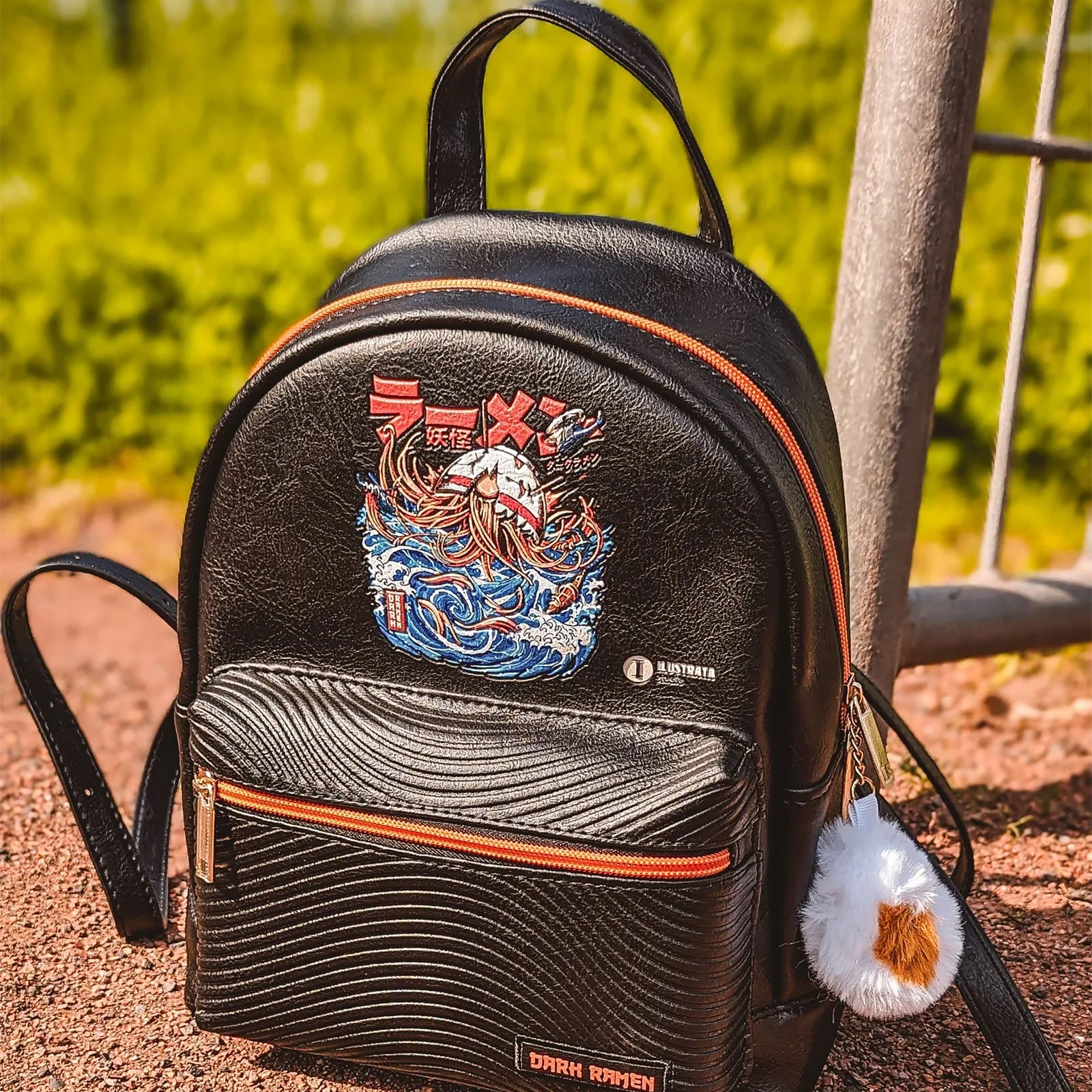 Imagen del producto Ilustrata - Mochila Dark Ramen con colgante Pom Pom negro
