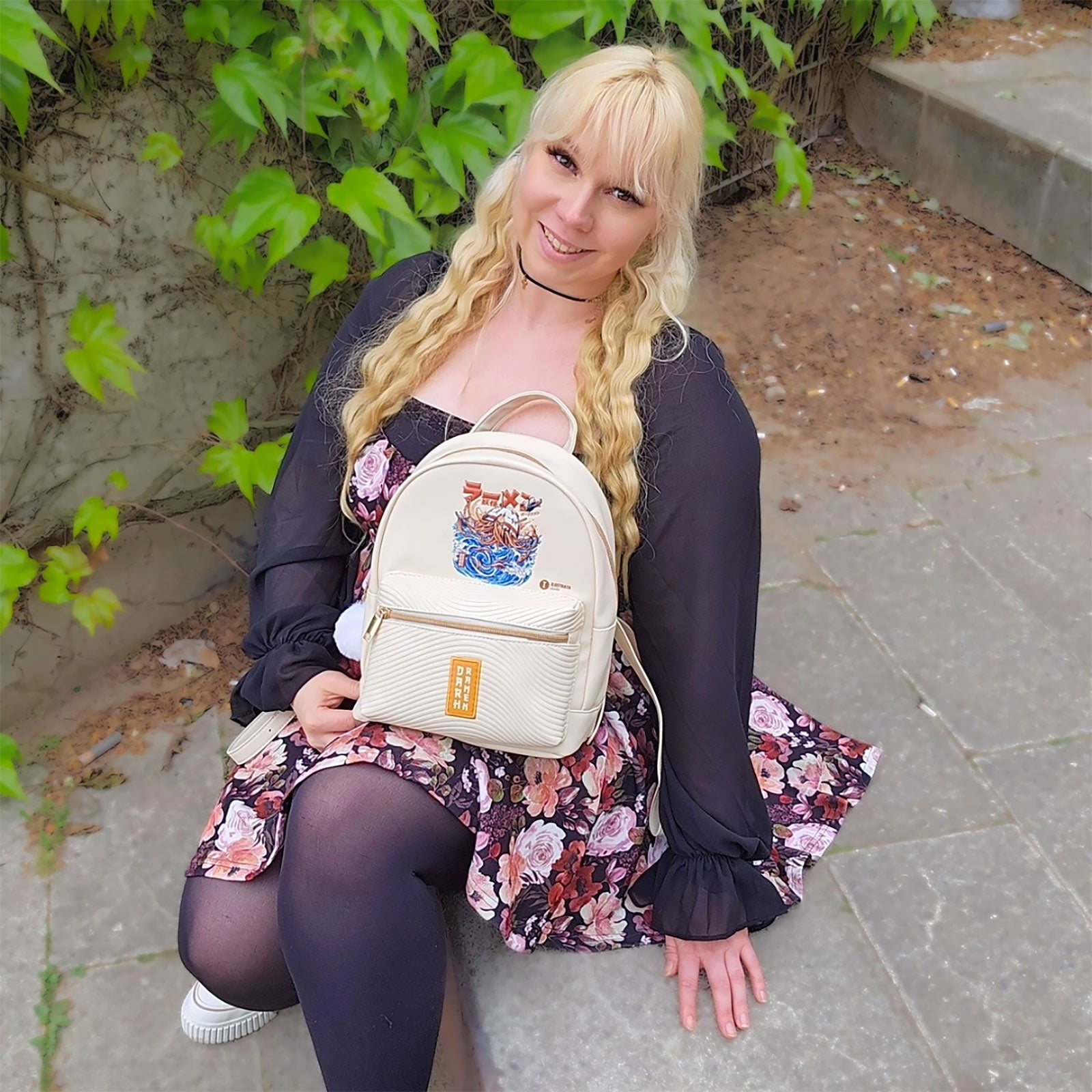 Imagen del producto Ilustrata - Mochila Dark Ramen con colgante Pom Pom beige