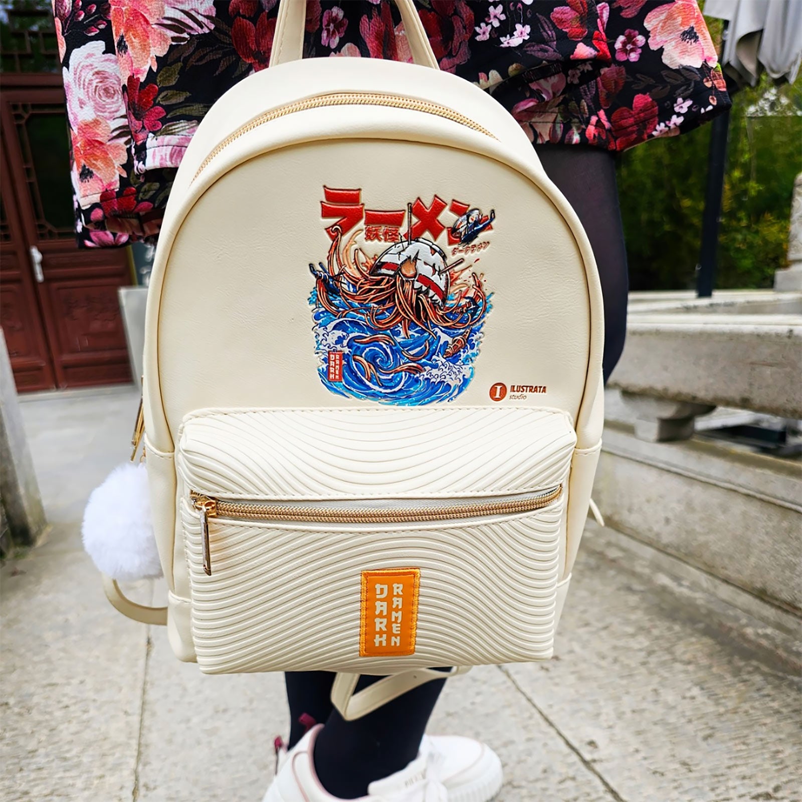 Imagen del producto Ilustrata - Mochila Dark Ramen con colgante Pom Pom beige