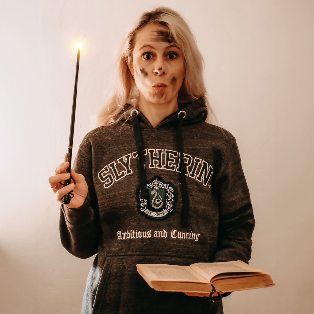 Imagen del producto Harry Potter - Sudadera con capucha premium gris con escudo de Slytherin