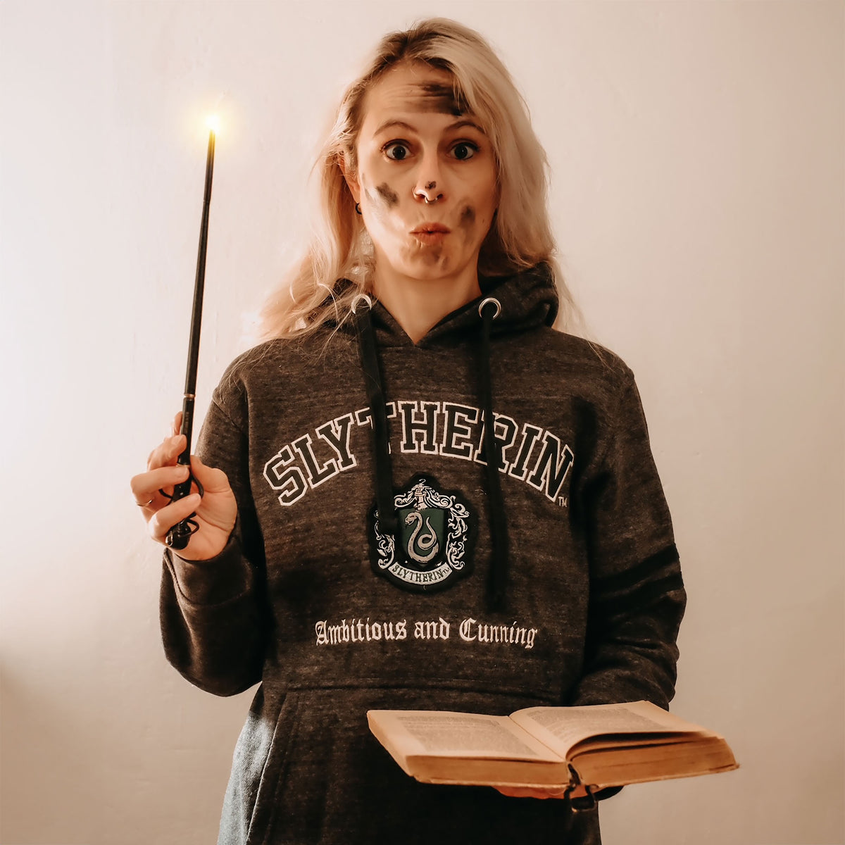 Imagen del producto Harry Potter - Sudadera con capucha premium gris con escudo de Slytherin