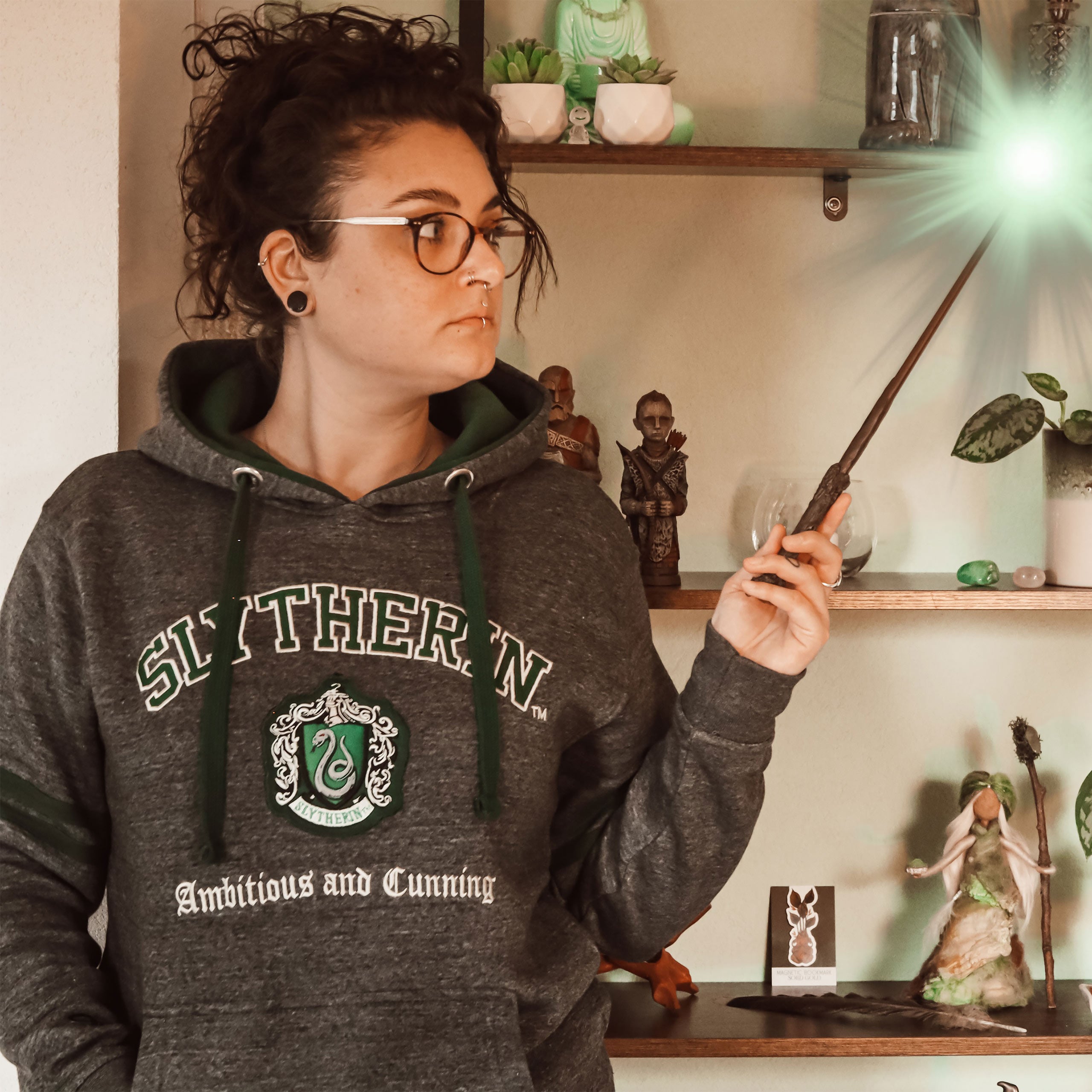 Imagen del producto Harry Potter - Sudadera con capucha premium gris con escudo de Slytherin