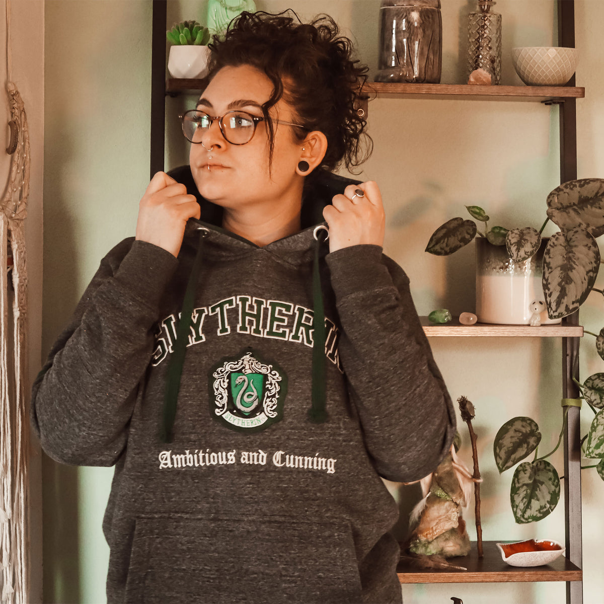 Imagen del producto Harry Potter - Sudadera con capucha premium gris con escudo de Slytherin