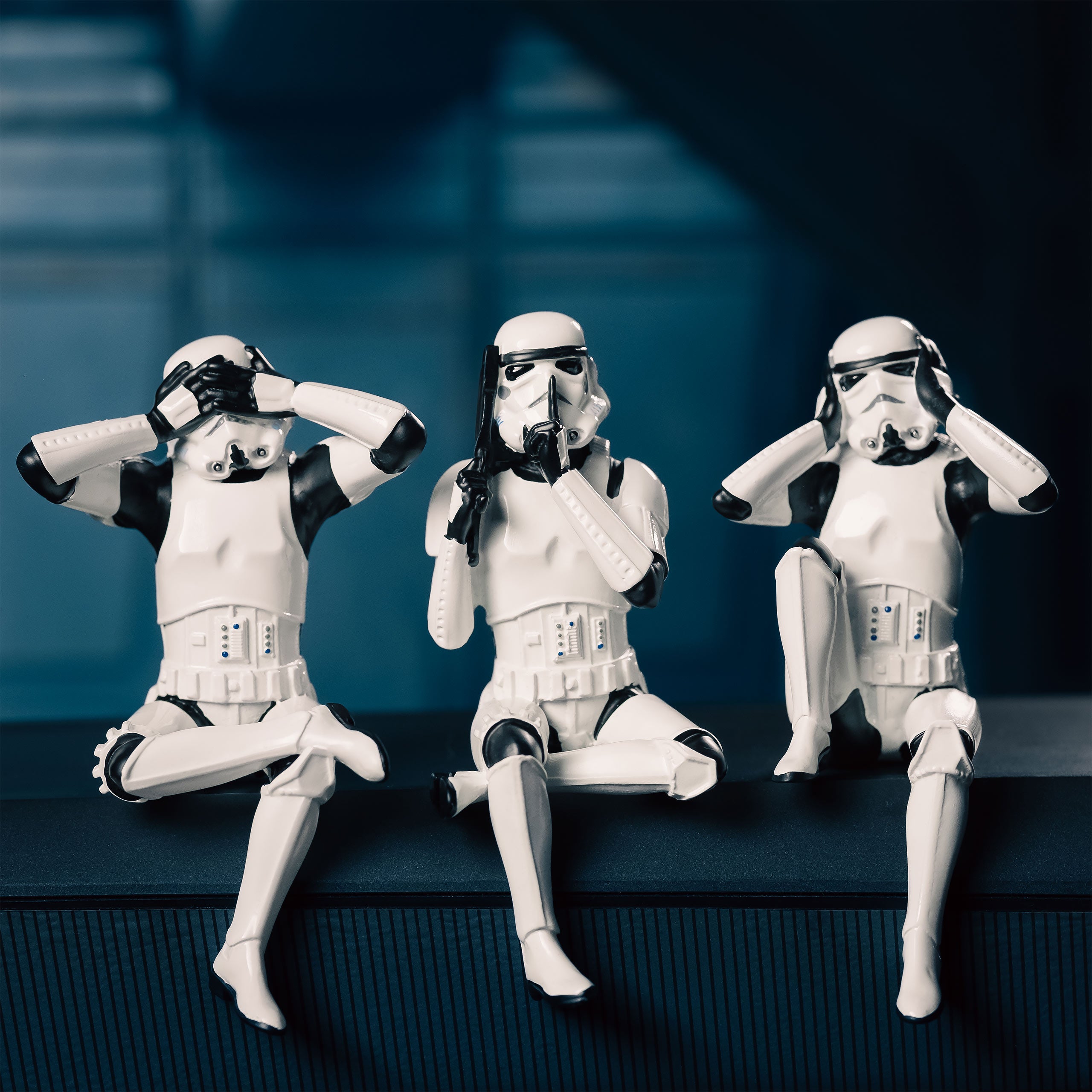 Imagen del producto Set de figuras Original Stormtrooper Don't See Hear Speak sentado