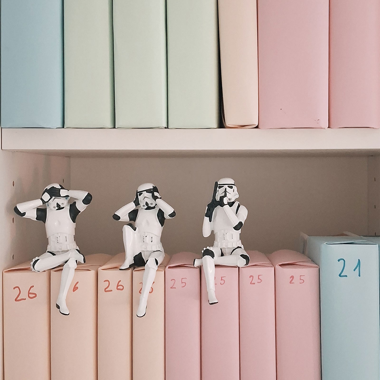 Imagen del producto Set de figuras Original Stormtrooper Don't See Hear Speak sentado