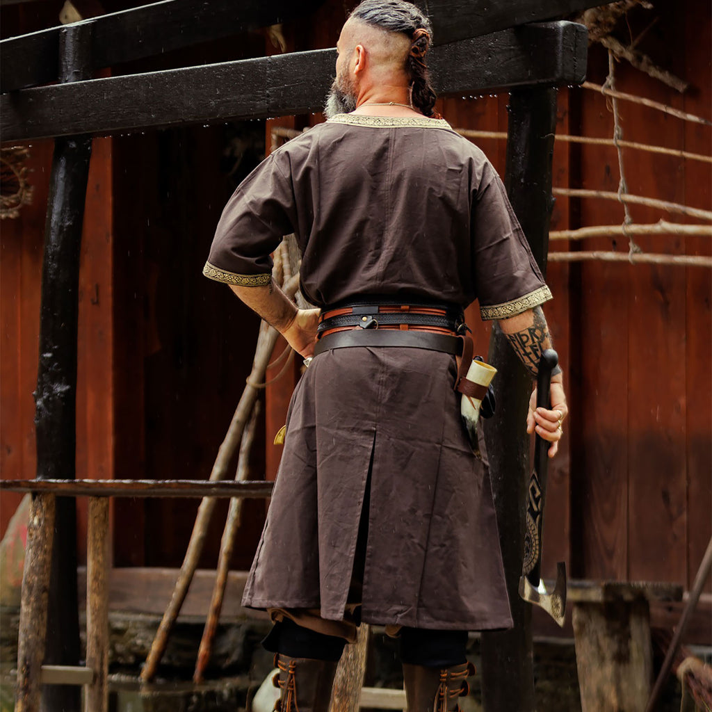 Imagen del producto Túnica medieval de manga corta con borde marrón