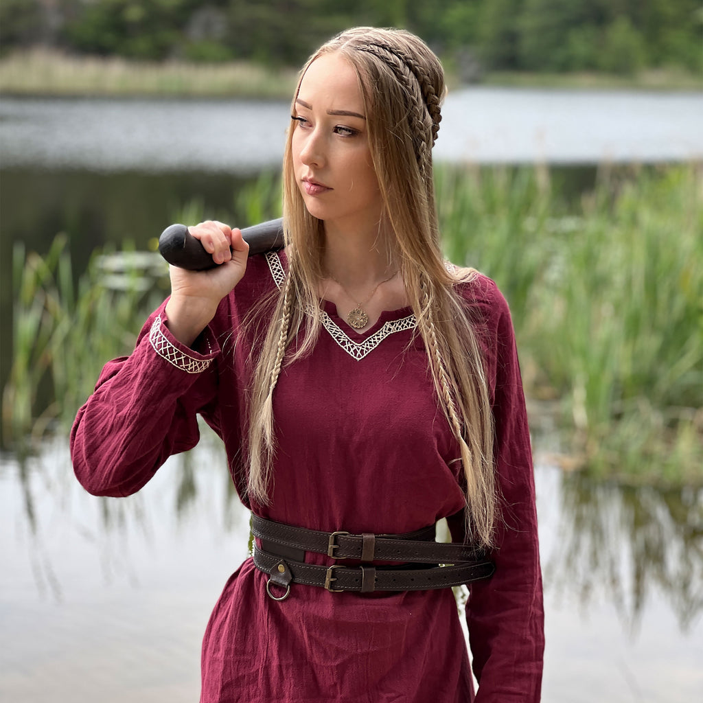 Imagen del producto Vestido medieval con bordado a mano rojo