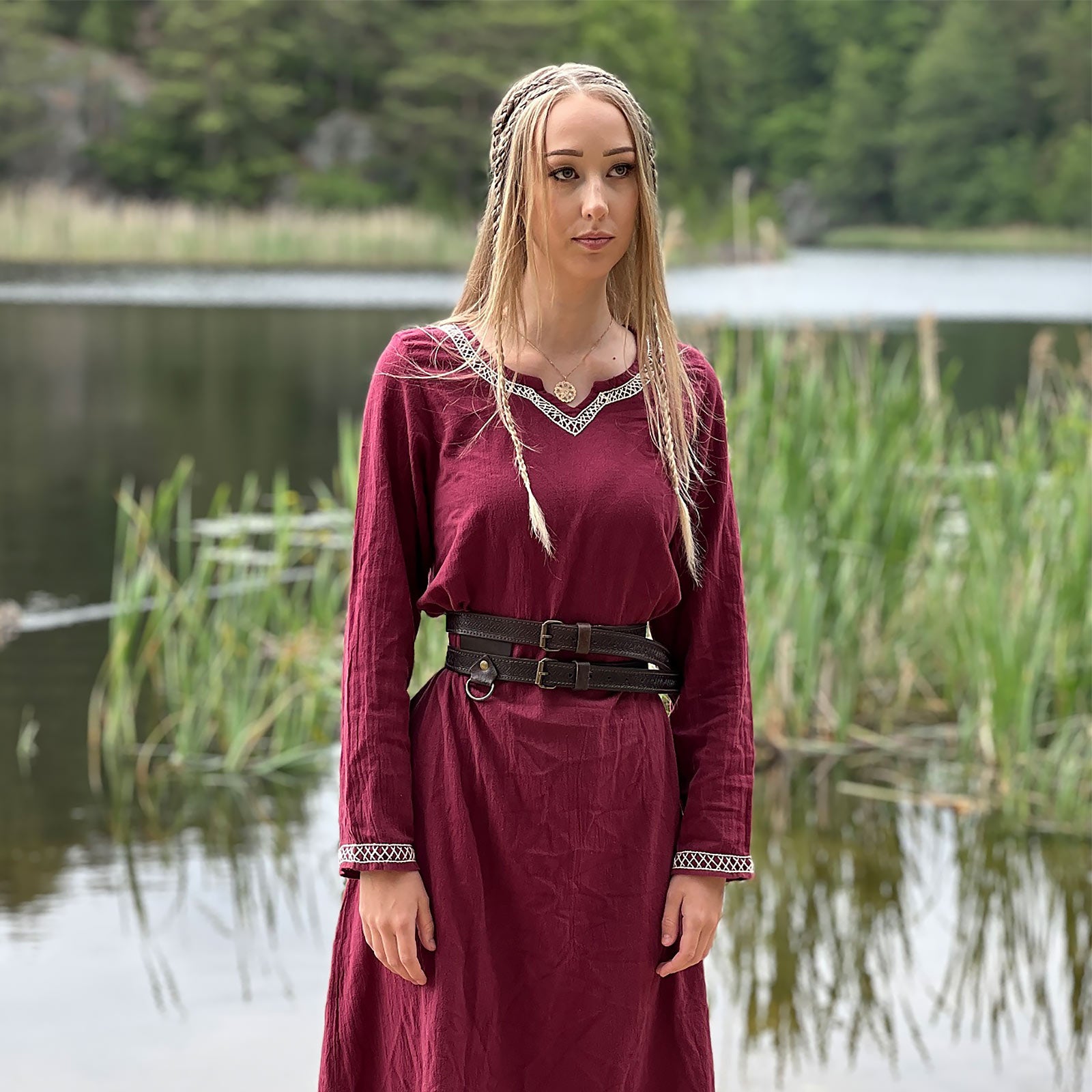 Imagen del producto Vestido medieval con bordado a mano rojo