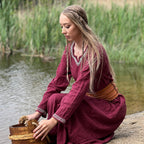 Imagen del producto Vestido medieval con bordado a mano rojo