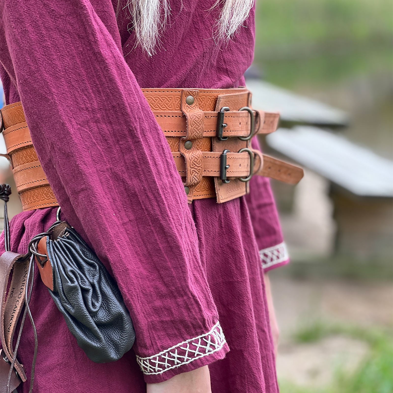 Imagen del producto Vestido medieval con bordado a mano rojo