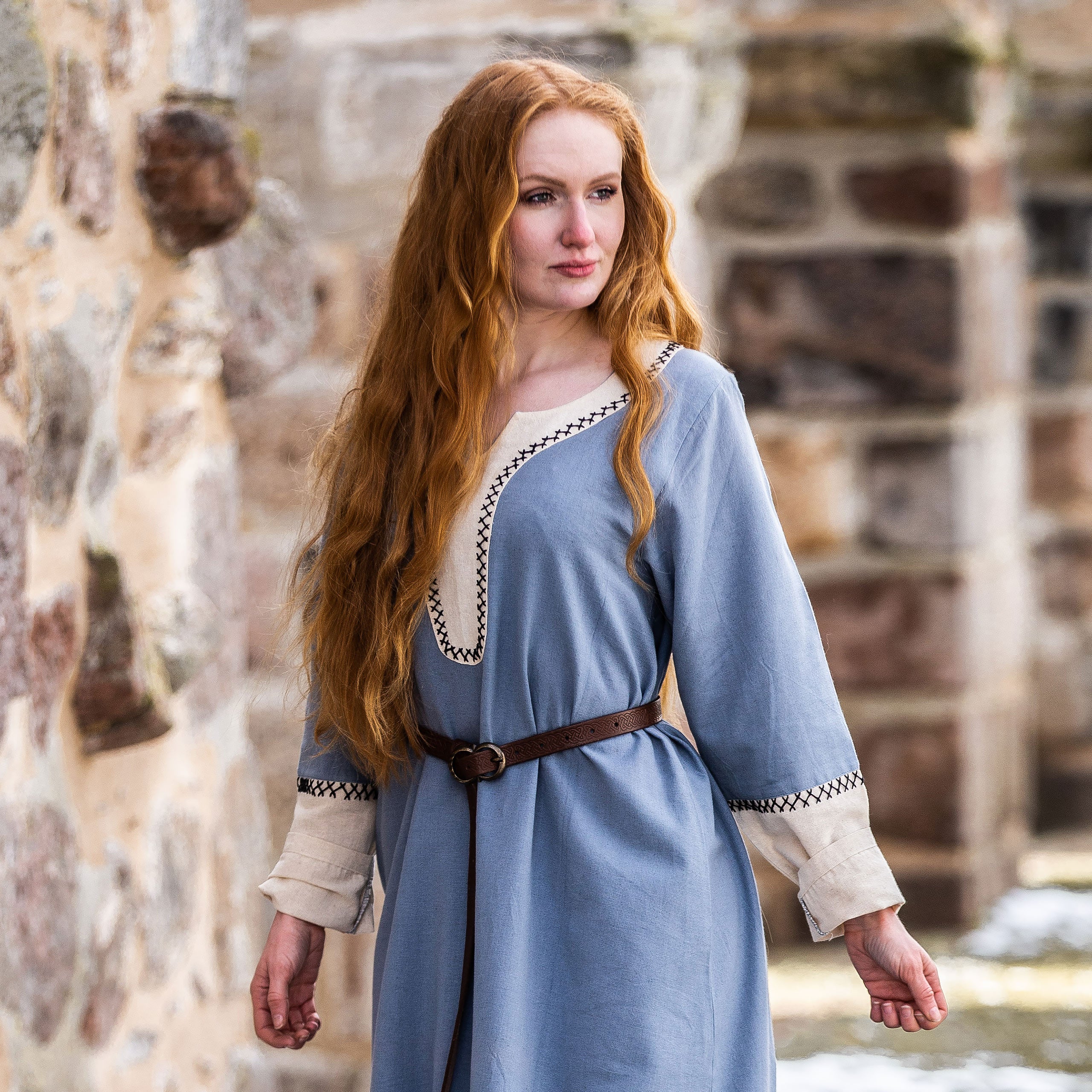 Imagen del producto Vestido medieval con bordado a mano azul