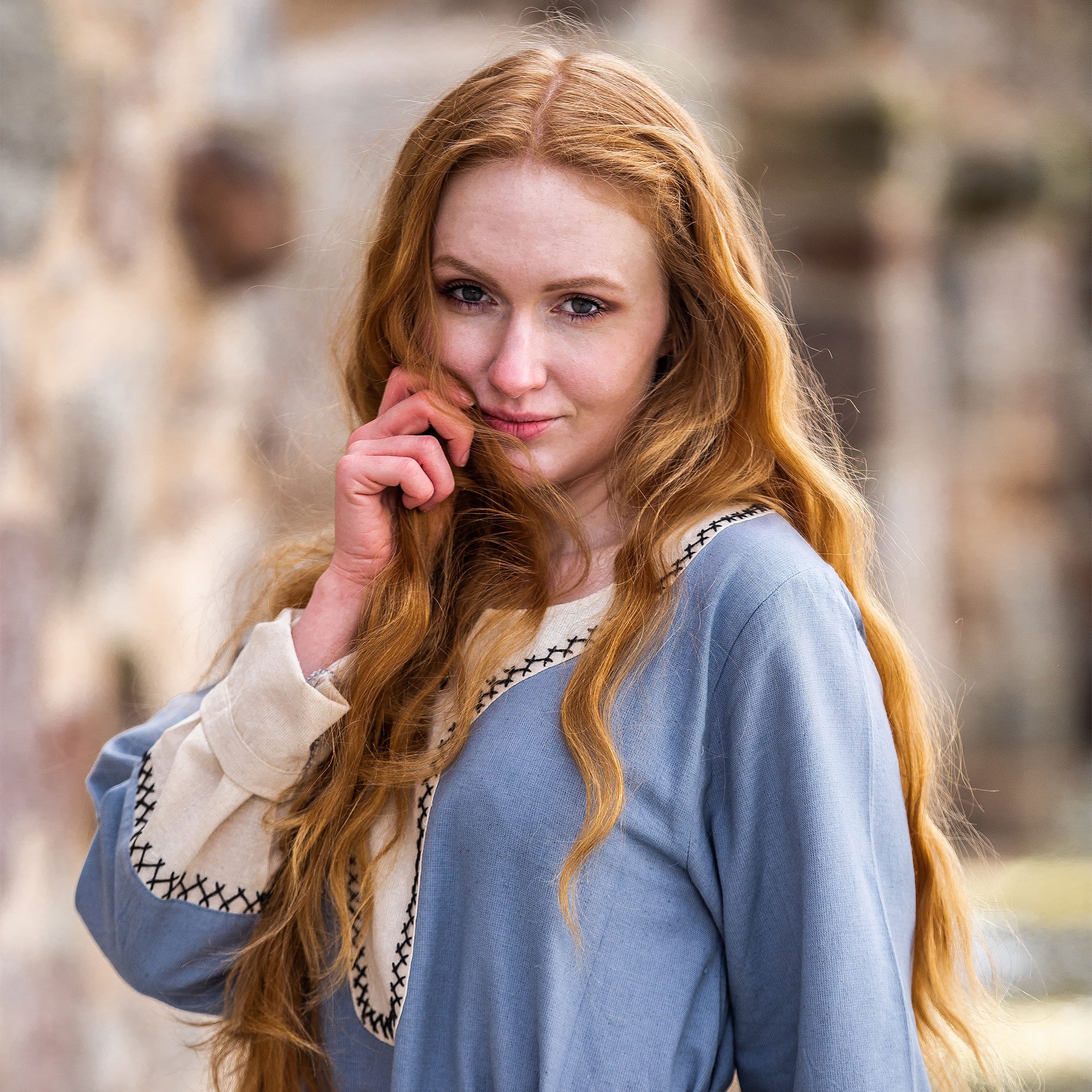 Imagen del producto Vestido medieval con bordado a mano azul