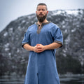 Imagen del producto Túnica medieval de manga corta con bordado azul