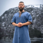 Imagen del producto Túnica medieval de manga corta con bordado azul