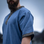 Imagen del producto Túnica medieval de manga corta con bordado azul