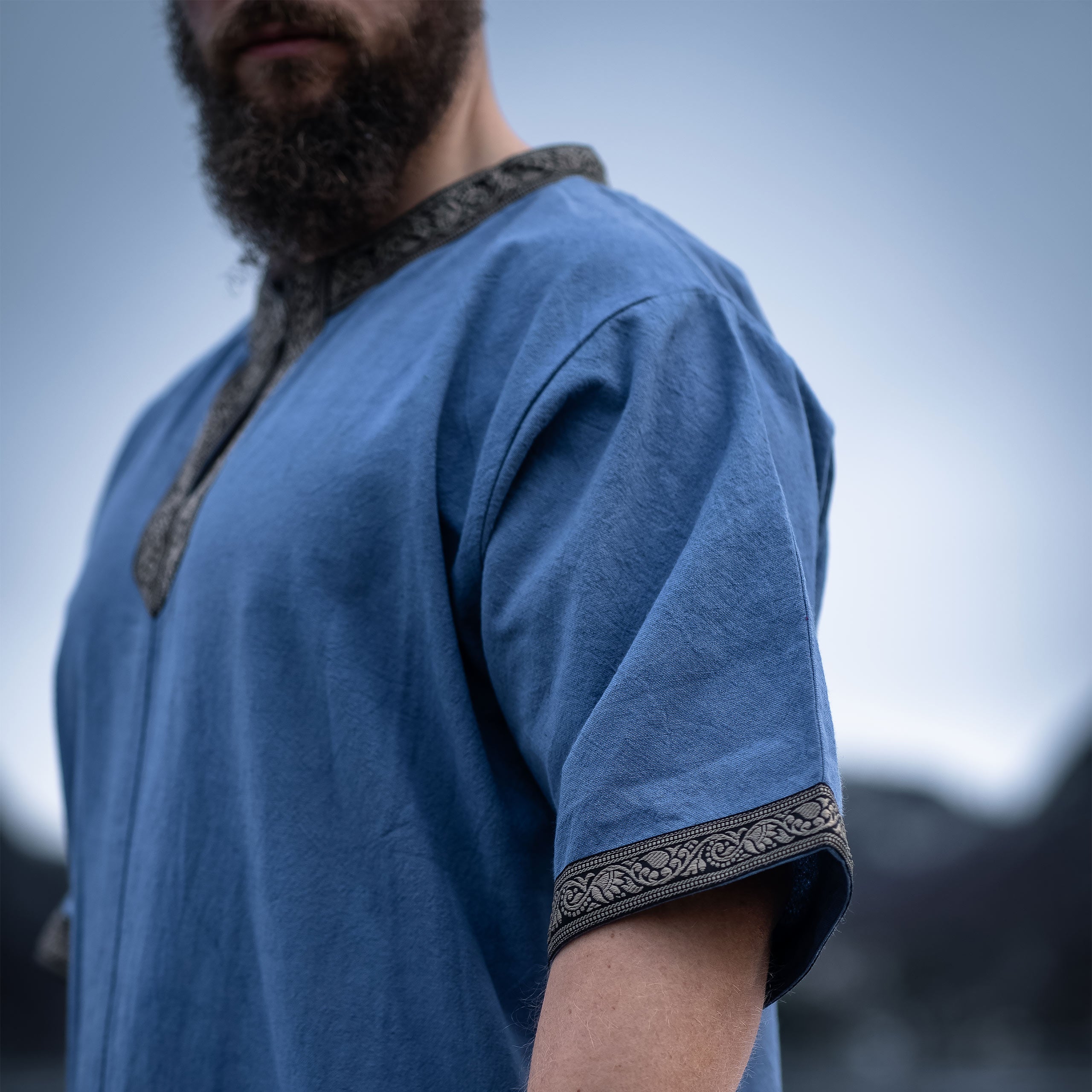 Imagen del producto Túnica medieval de manga corta con bordado azul