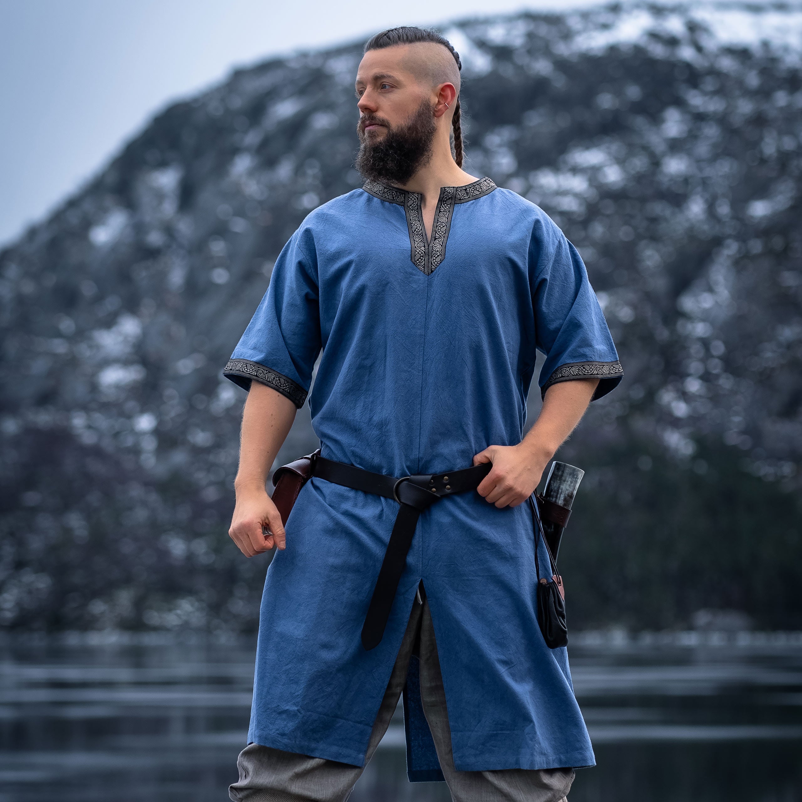 Imagen del producto Túnica medieval de manga corta con bordado azul