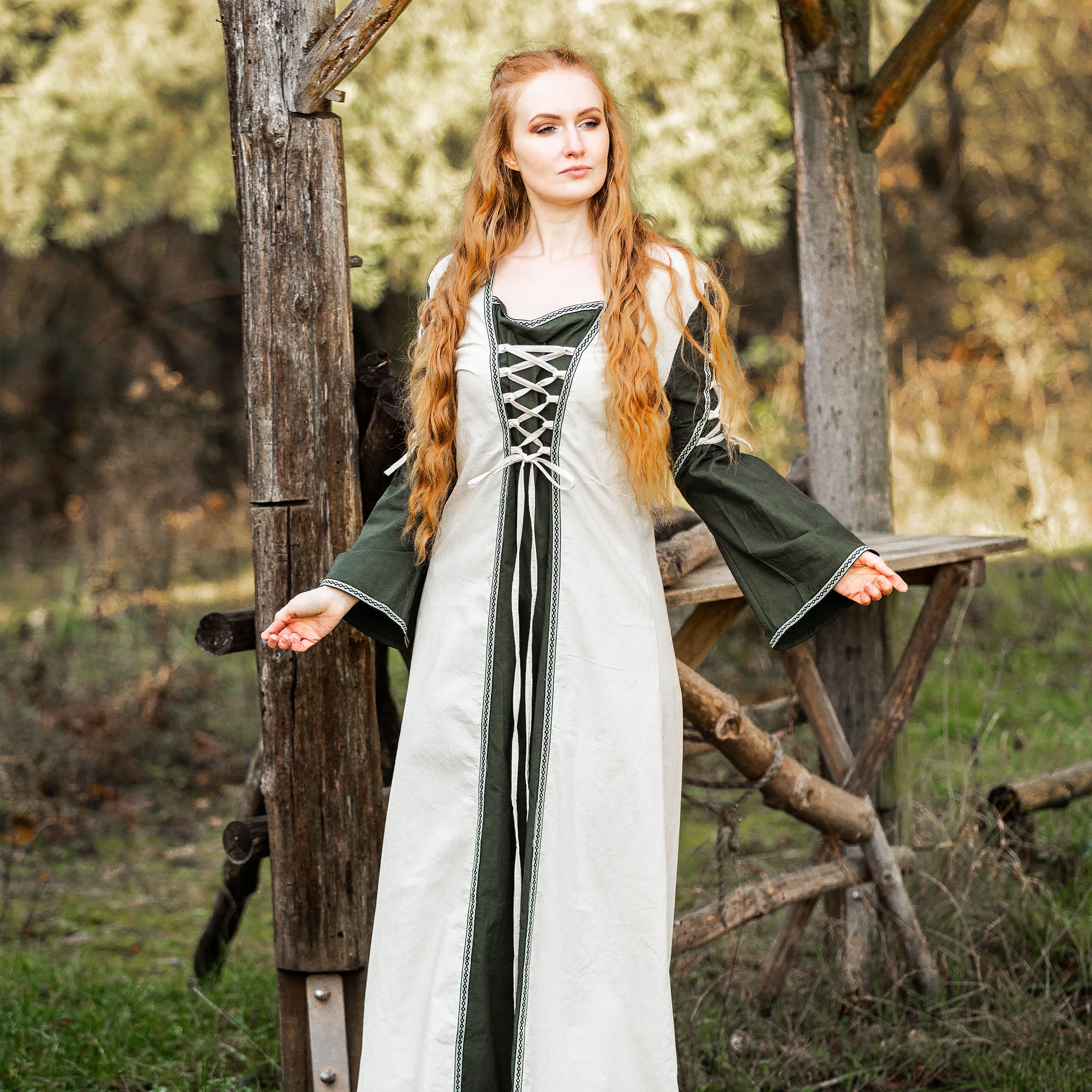 Imagen del producto Vestido medieval con cordones verde-natural