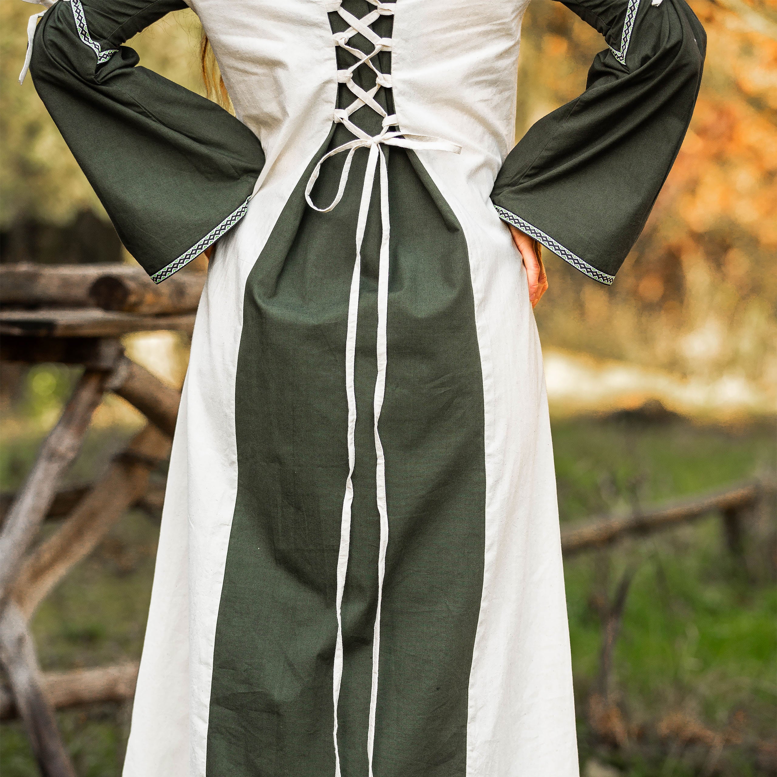 Imagen del producto Vestido medieval con cordones verde-natural