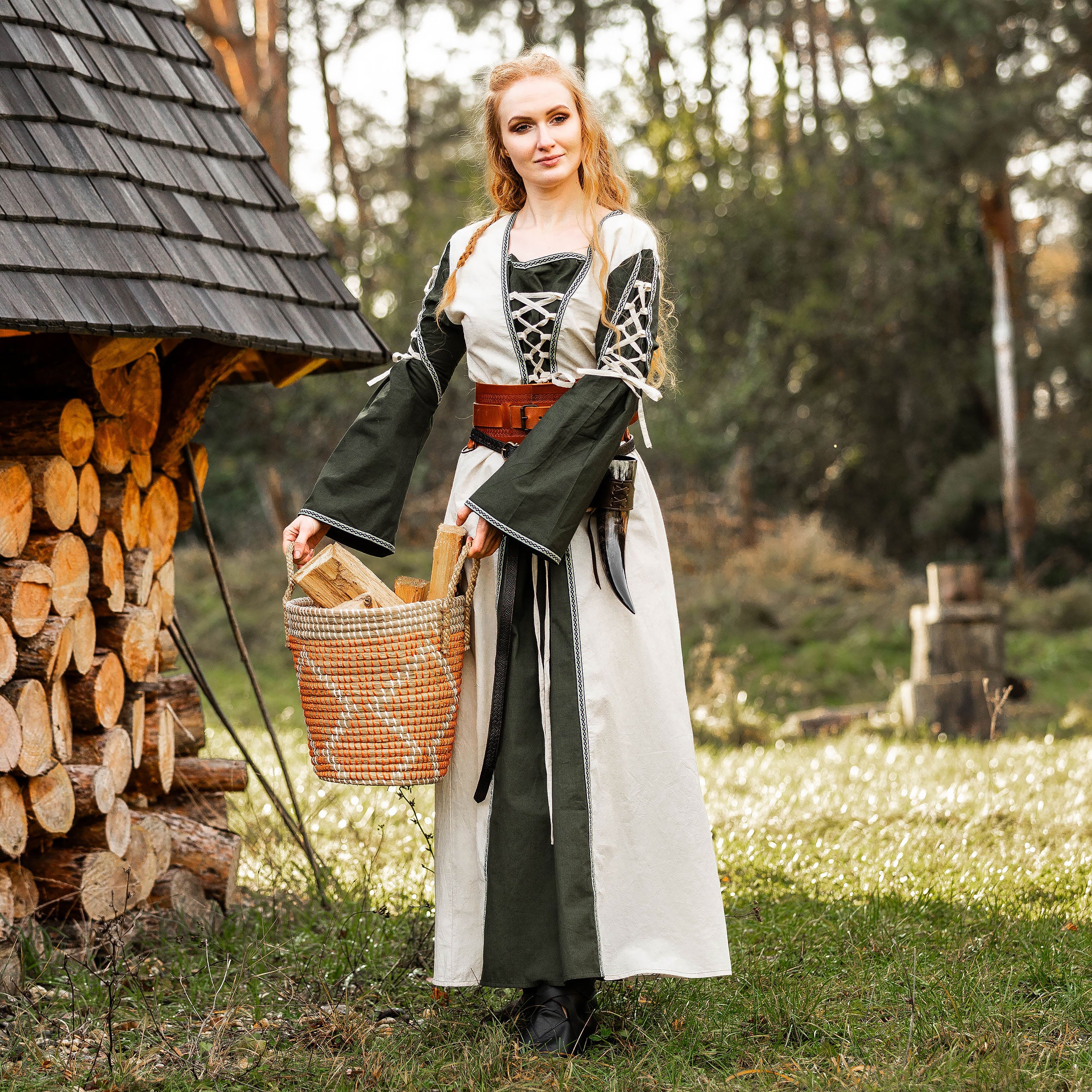 Imagen del producto Vestido medieval con cordones verde-natural