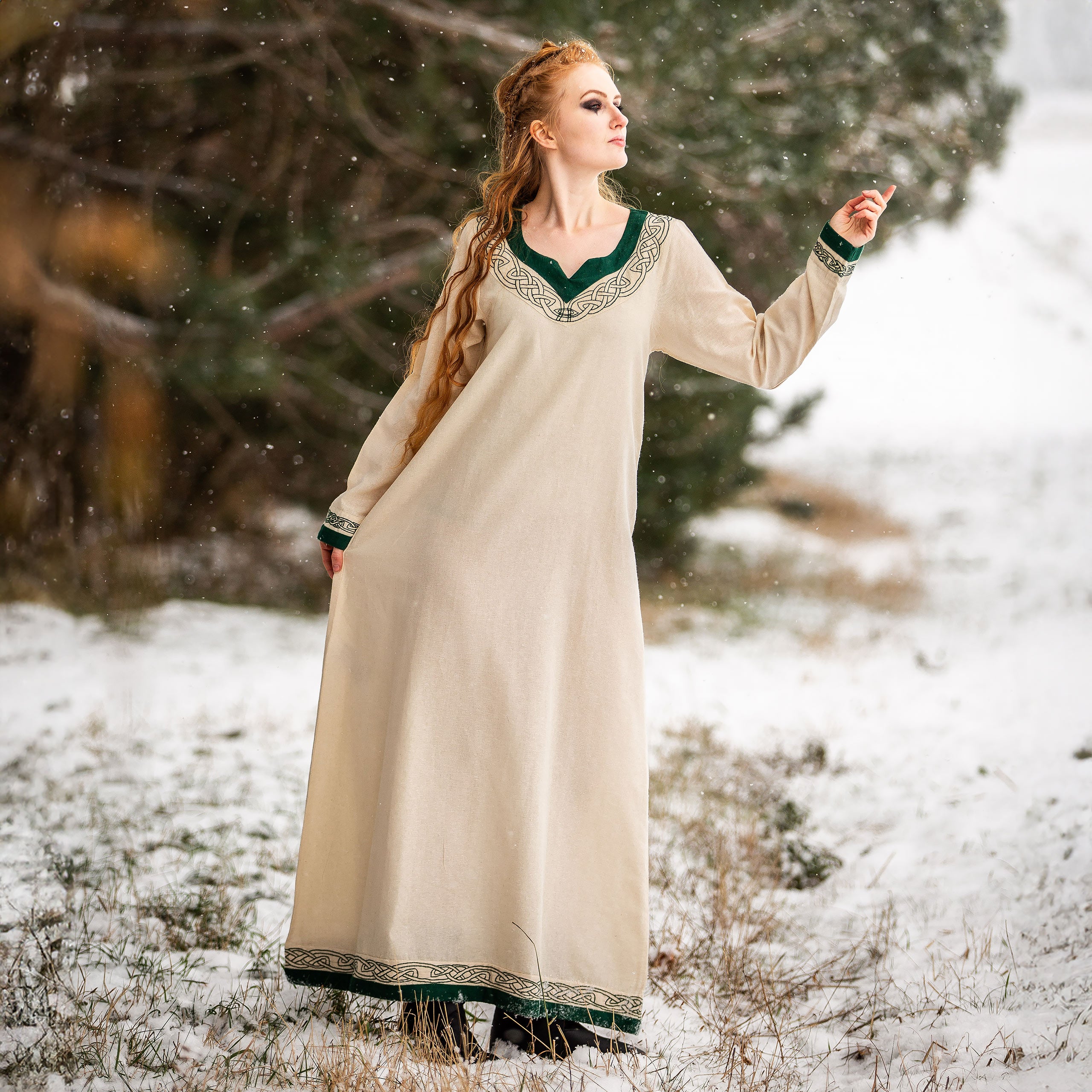 Imagen del producto Vestido medieval con bordado beige-verde