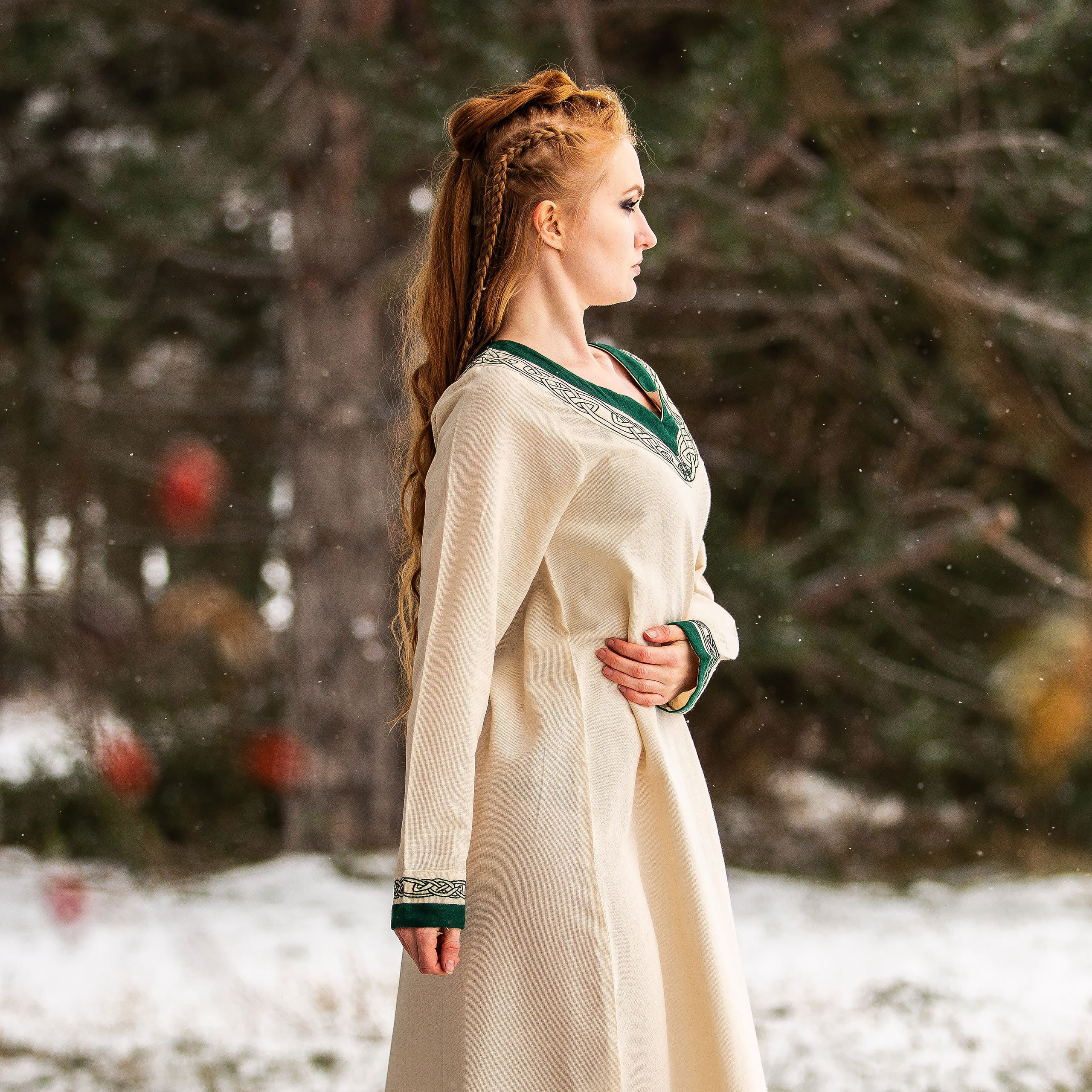 Imagen del producto Vestido medieval con bordado beige-verde