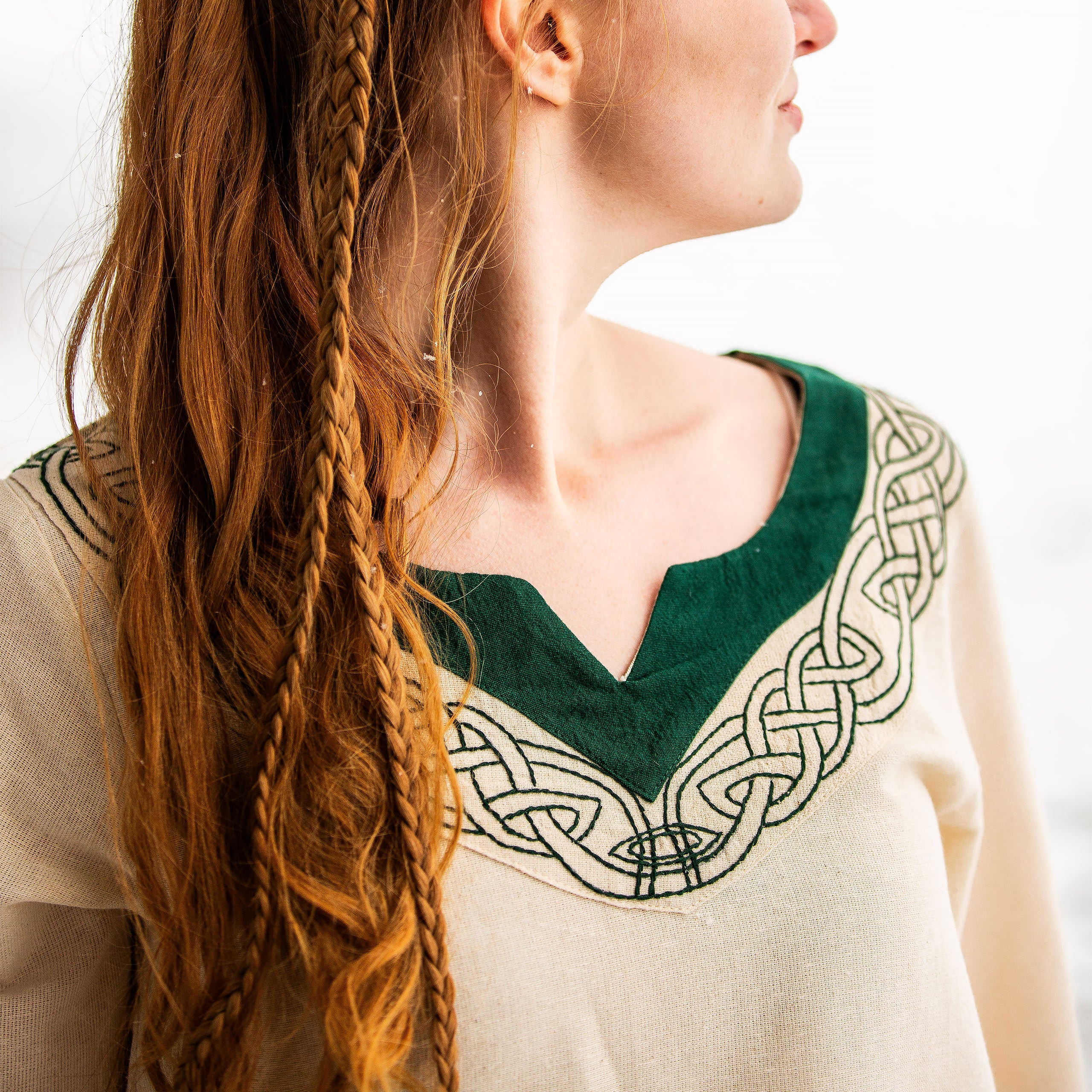 Imagen del producto Vestido medieval con bordado beige-verde