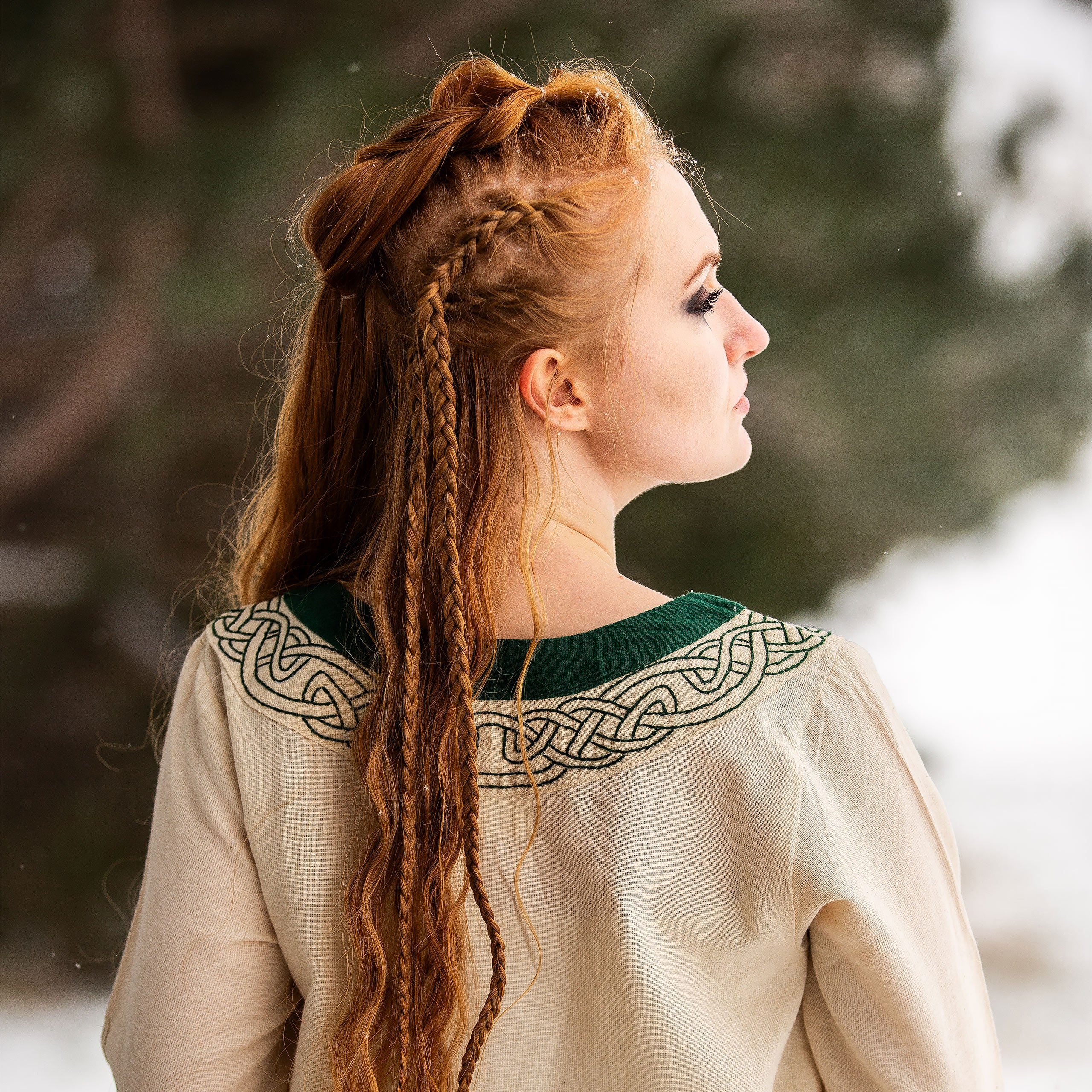 Imagen del producto Vestido medieval con bordado beige-verde