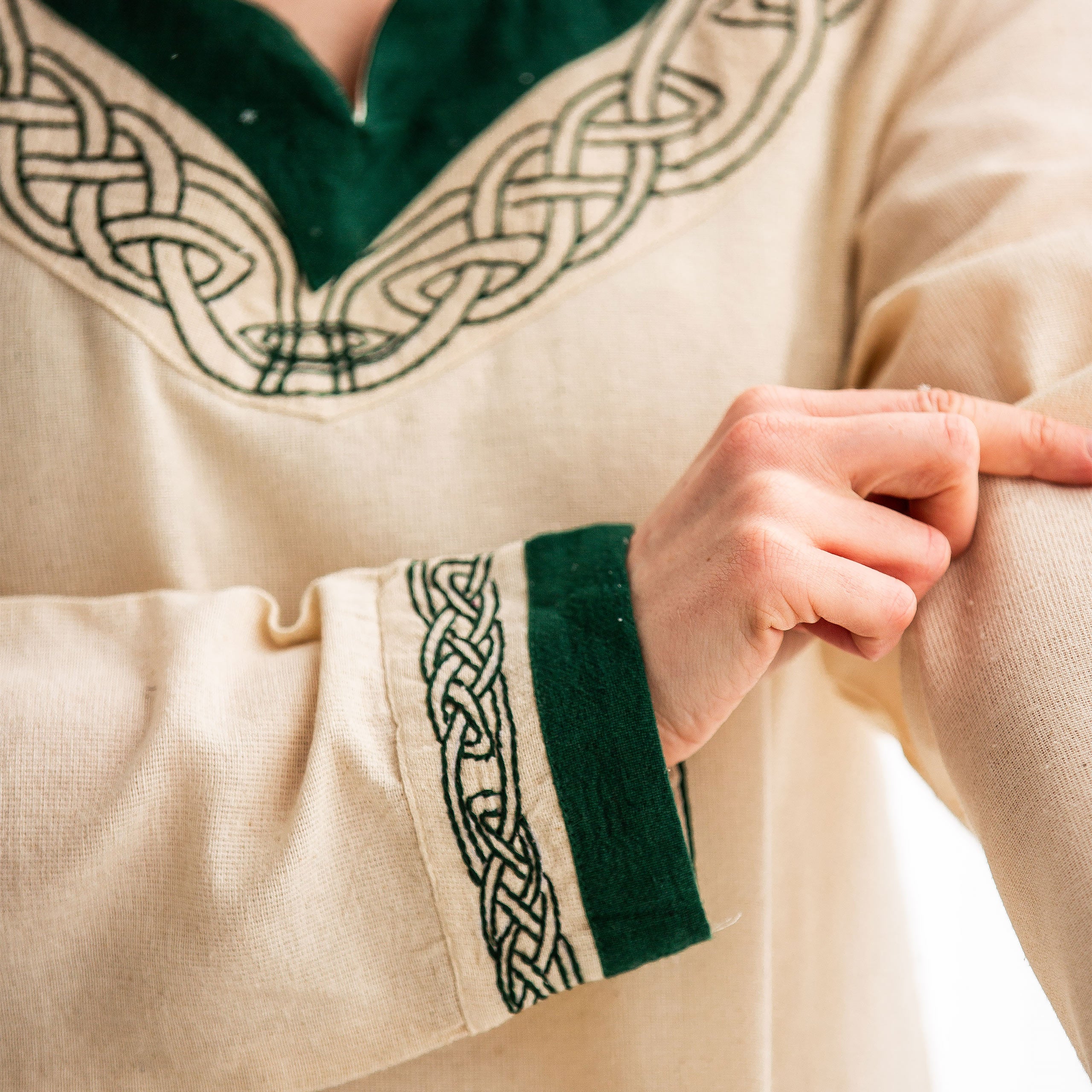 Imagen del producto Vestido medieval con bordado beige-verde