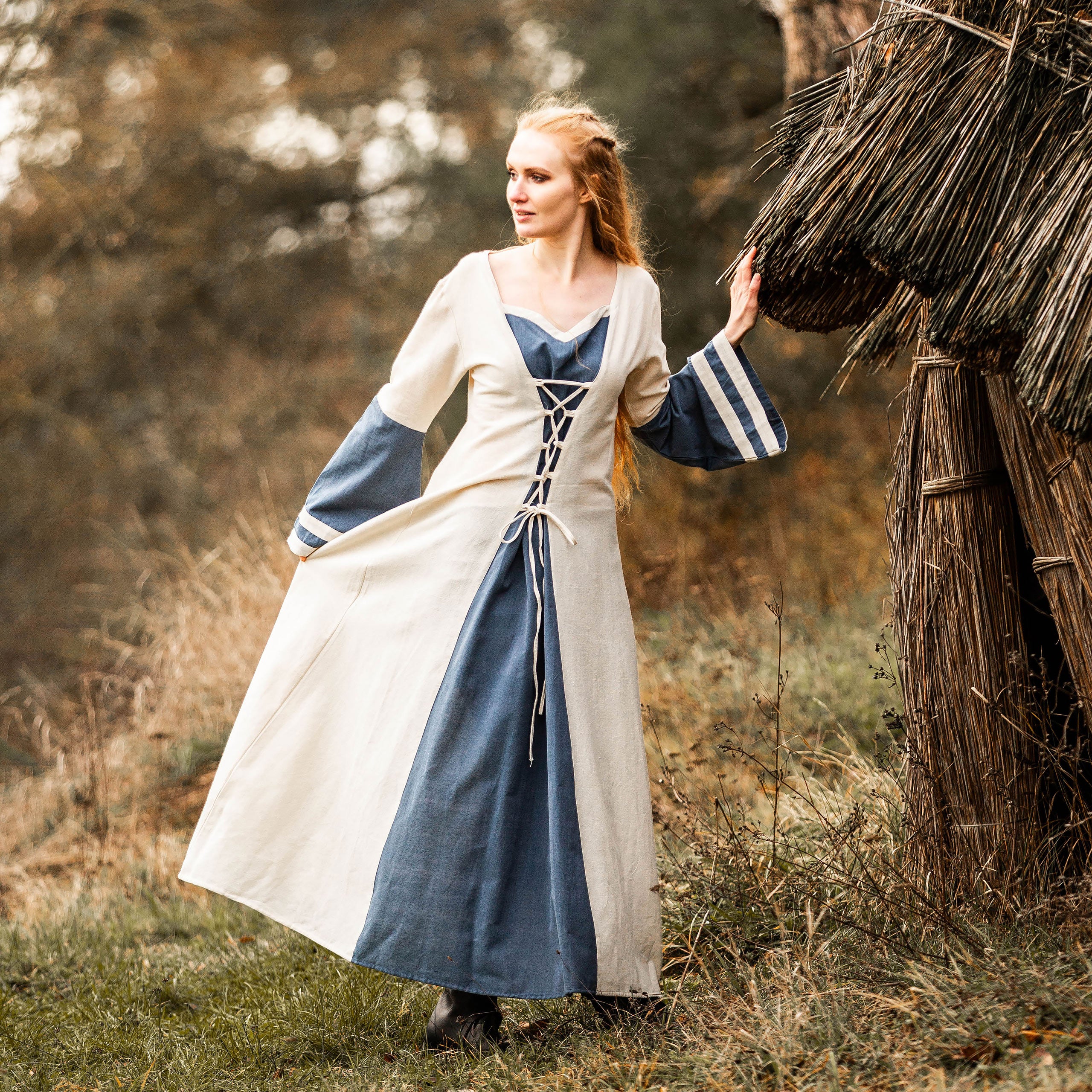 Imagen del producto Vestido medieval con mangas de trompeta azul-natural