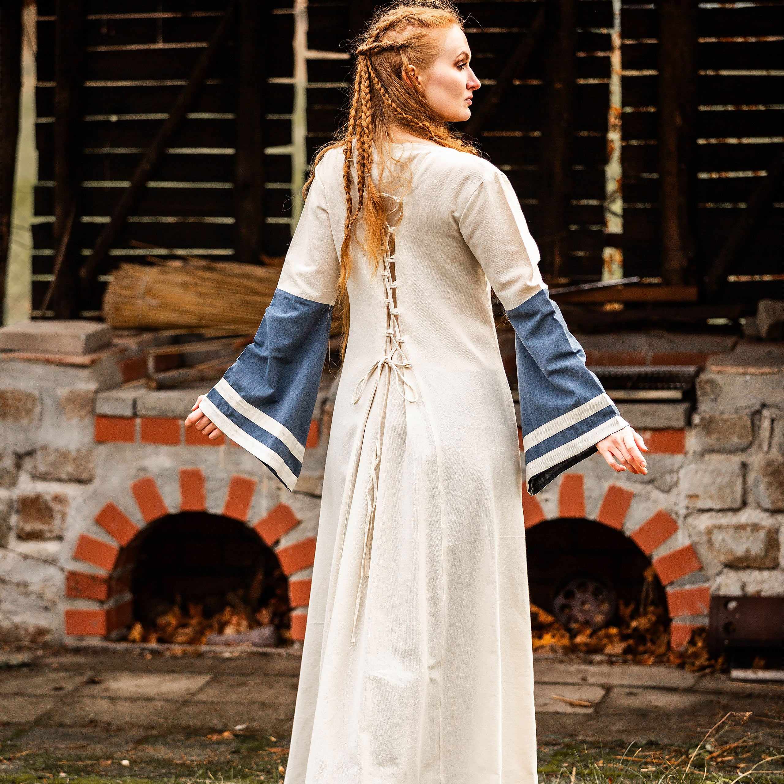 Imagen del producto Vestido medieval con mangas de trompeta azul-natural
