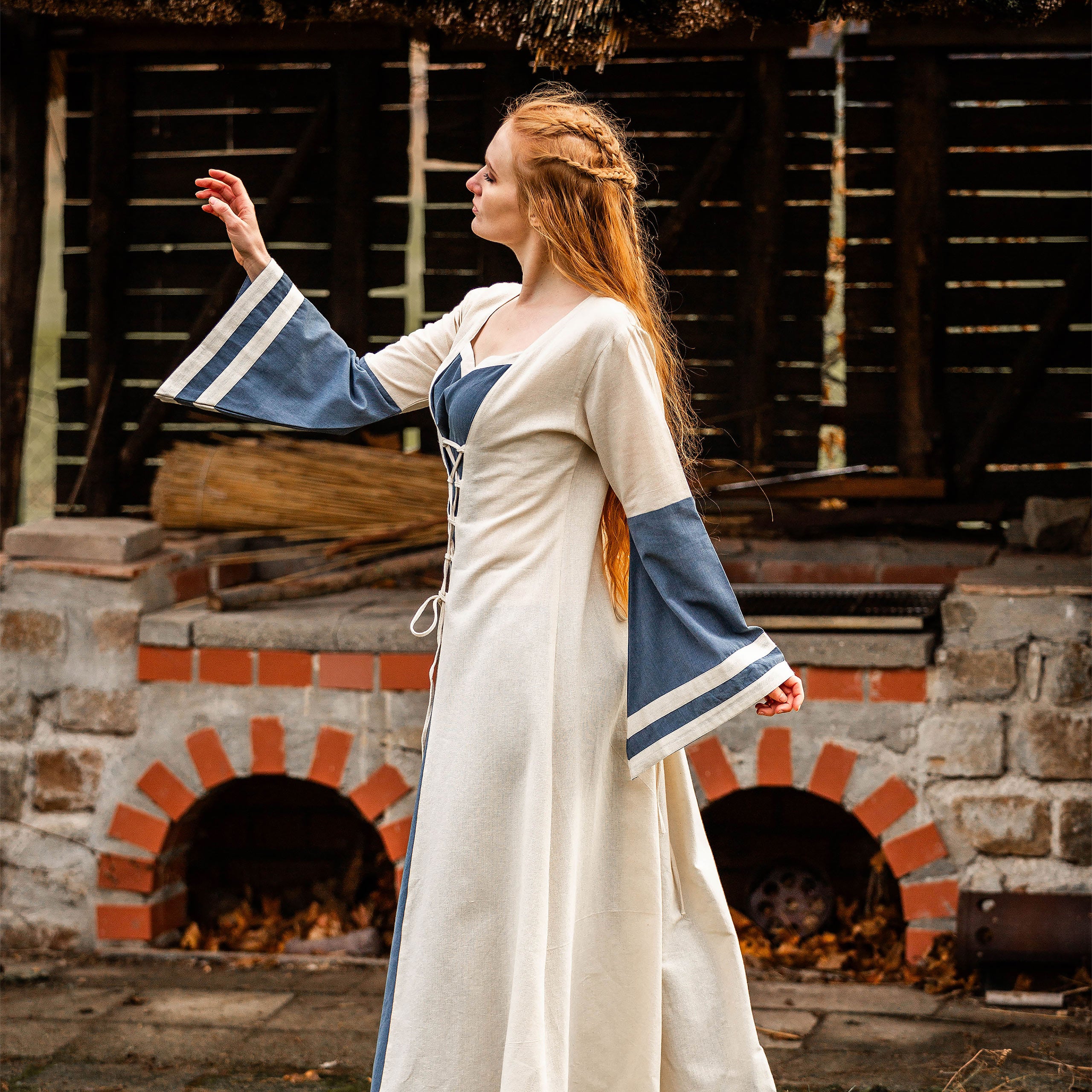 Imagen del producto Vestido medieval con mangas de trompeta azul-natural