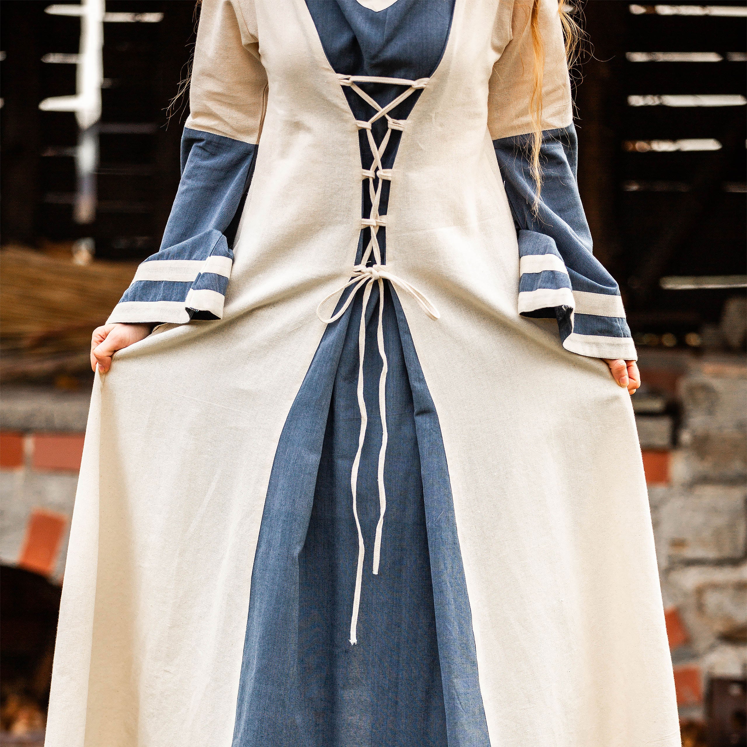 Imagen del producto Vestido medieval con mangas de trompeta azul-natural