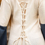 Imagen del producto Vestido medieval con mangas de trompeta azul-natural